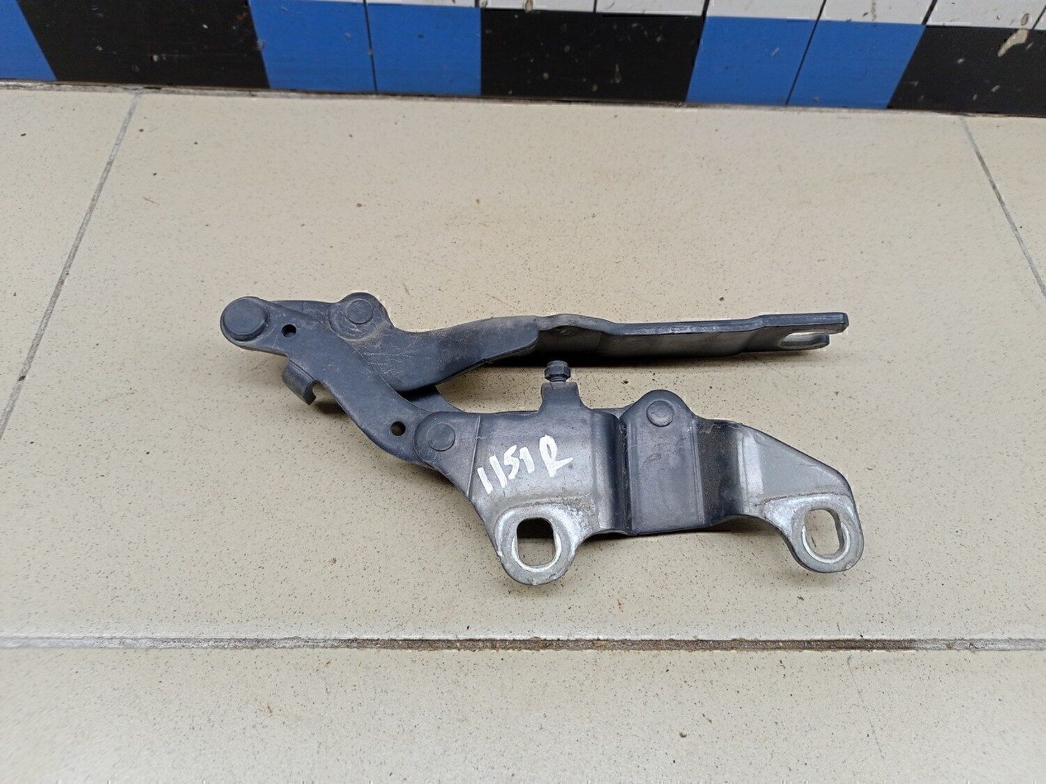 Петля капота правая BMW 3-серия E90/E91 2005>