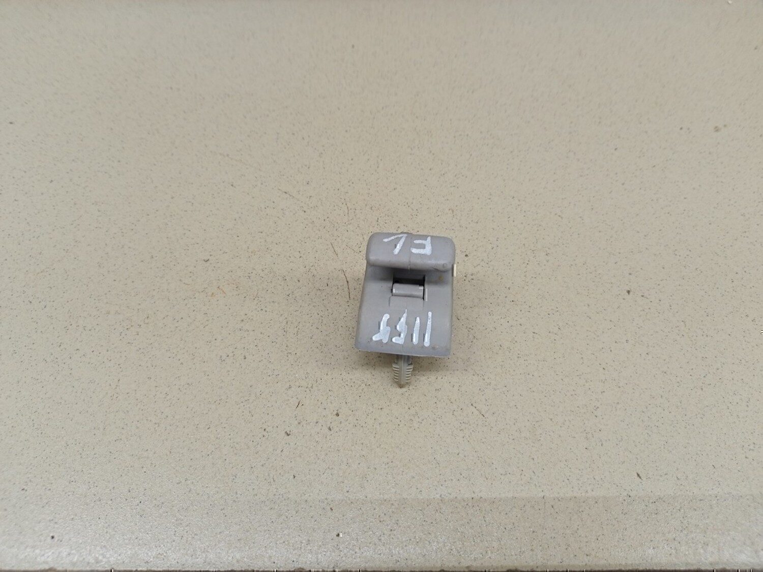 Крючок солнцезащитного козырька KIA RIO 2005-2011