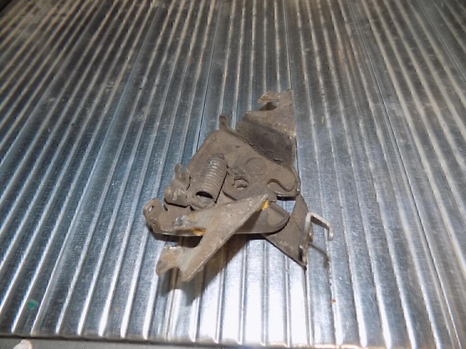 Замок капота VW Passat [B3] 1988-1993