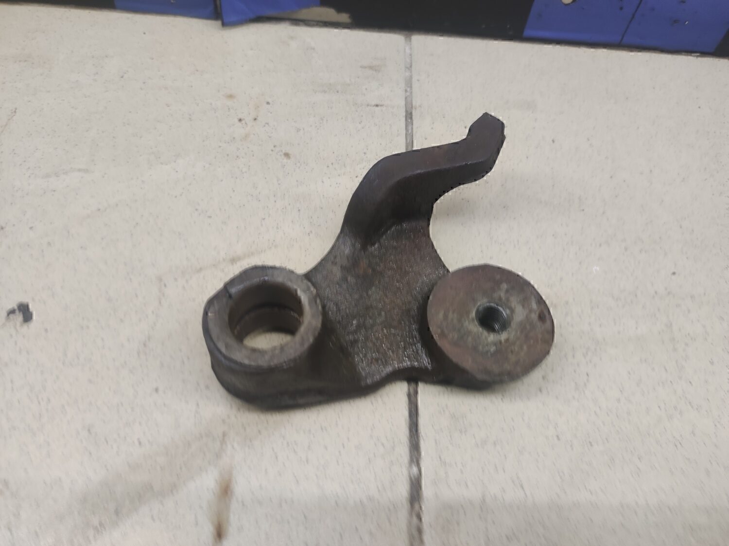 Кронштейн ролика-натяжителя руч. ремня MITSUBISHI Outlander (CU) 2003-2009