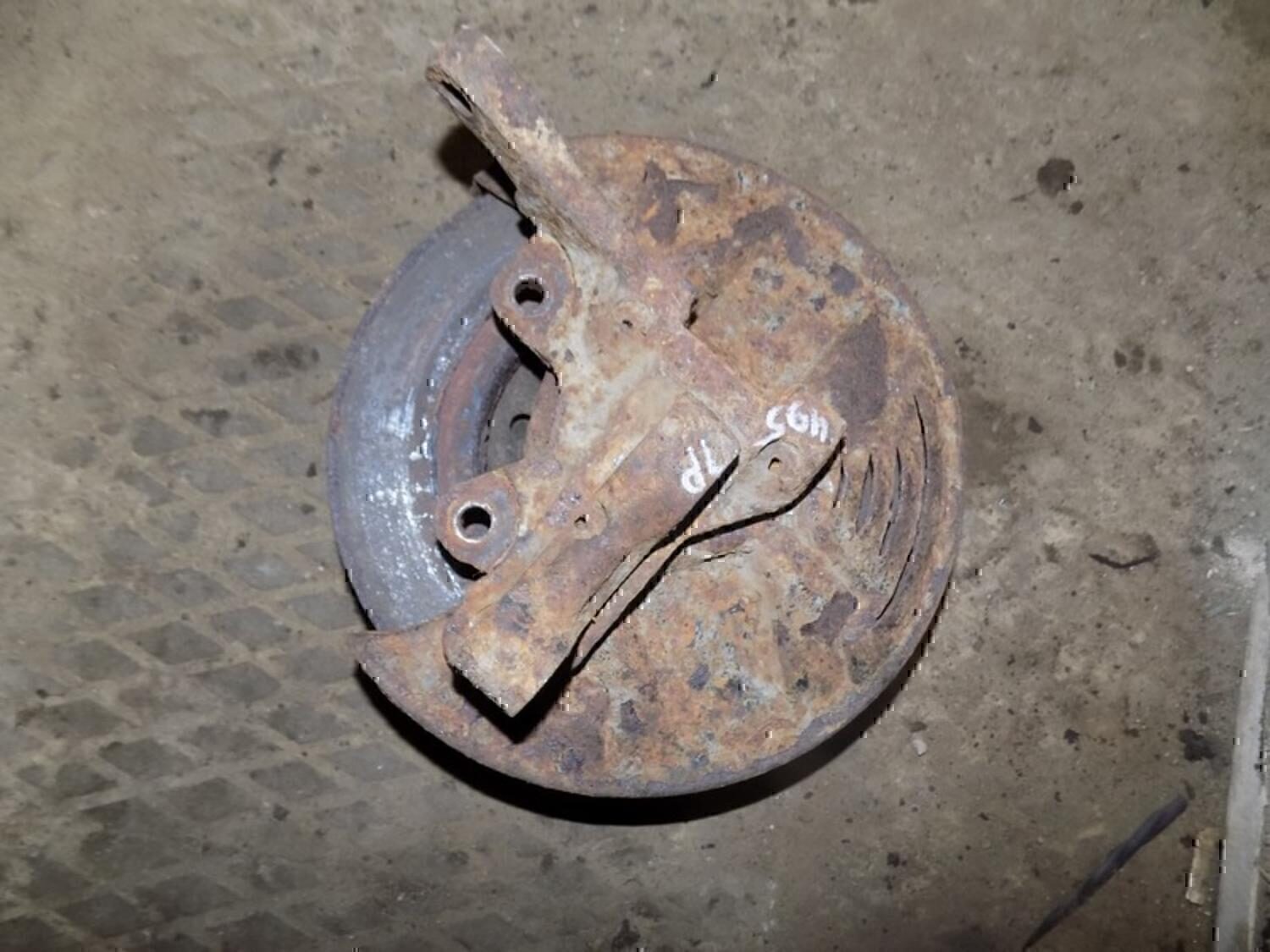 Кулак поворотный передний правый Izh Oda 2126