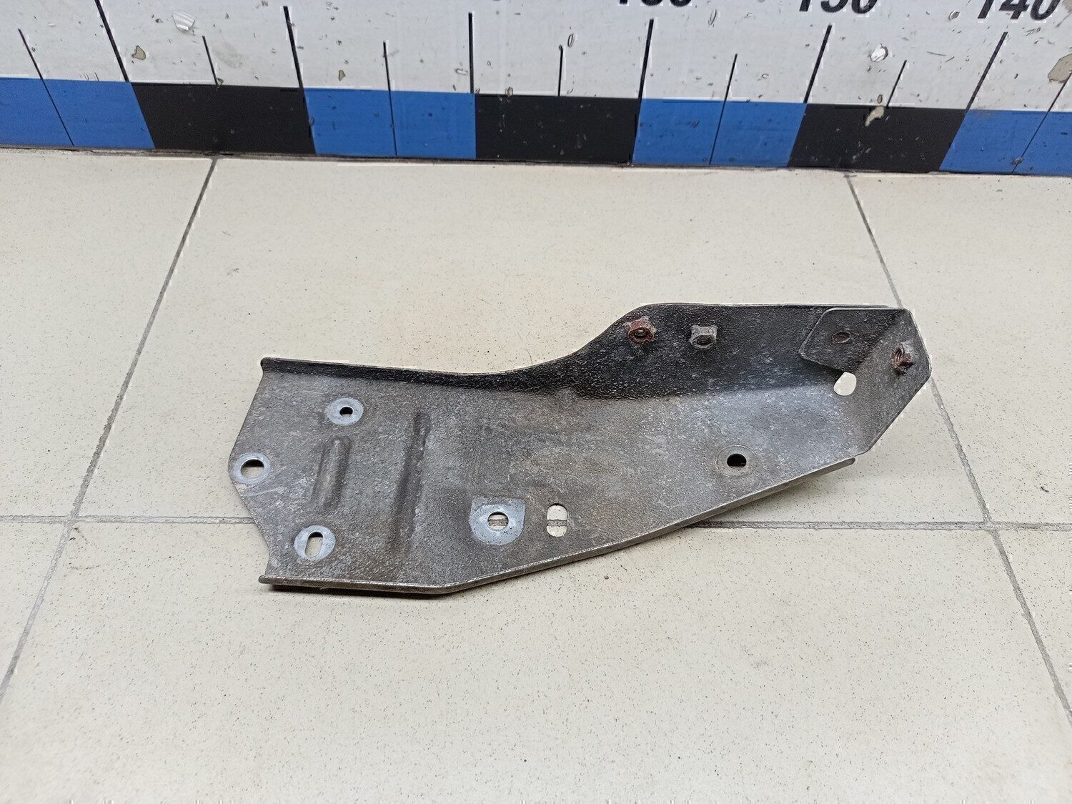 Кронштейн усилителя переднего бампера левый MITSUBISHI Outlander (GF) 2012>