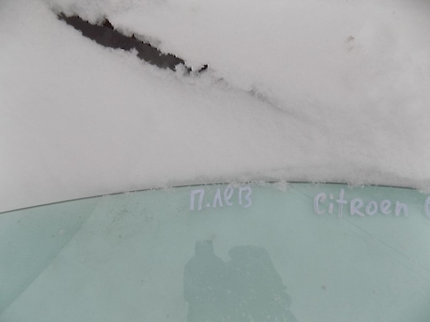 Стекло двери передней левой