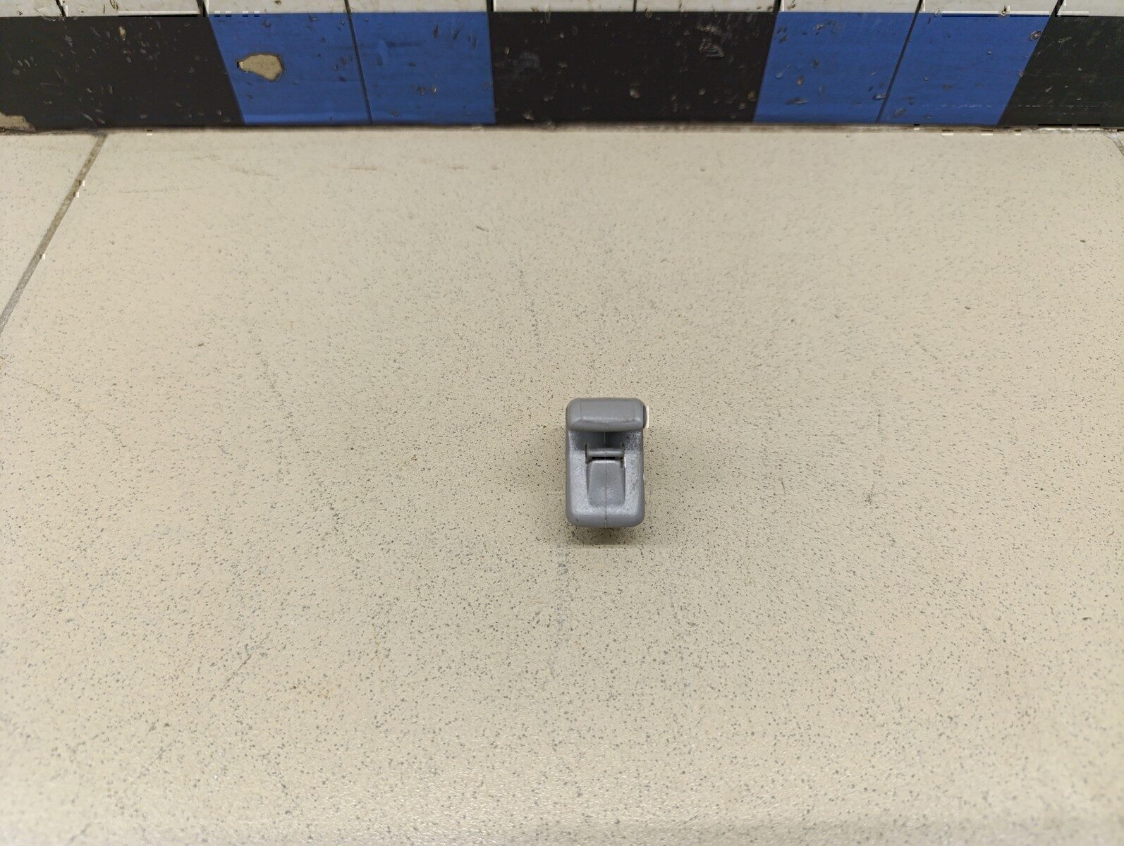 Крючок солнцезащитного козырька KIA Spectra 2001-2011