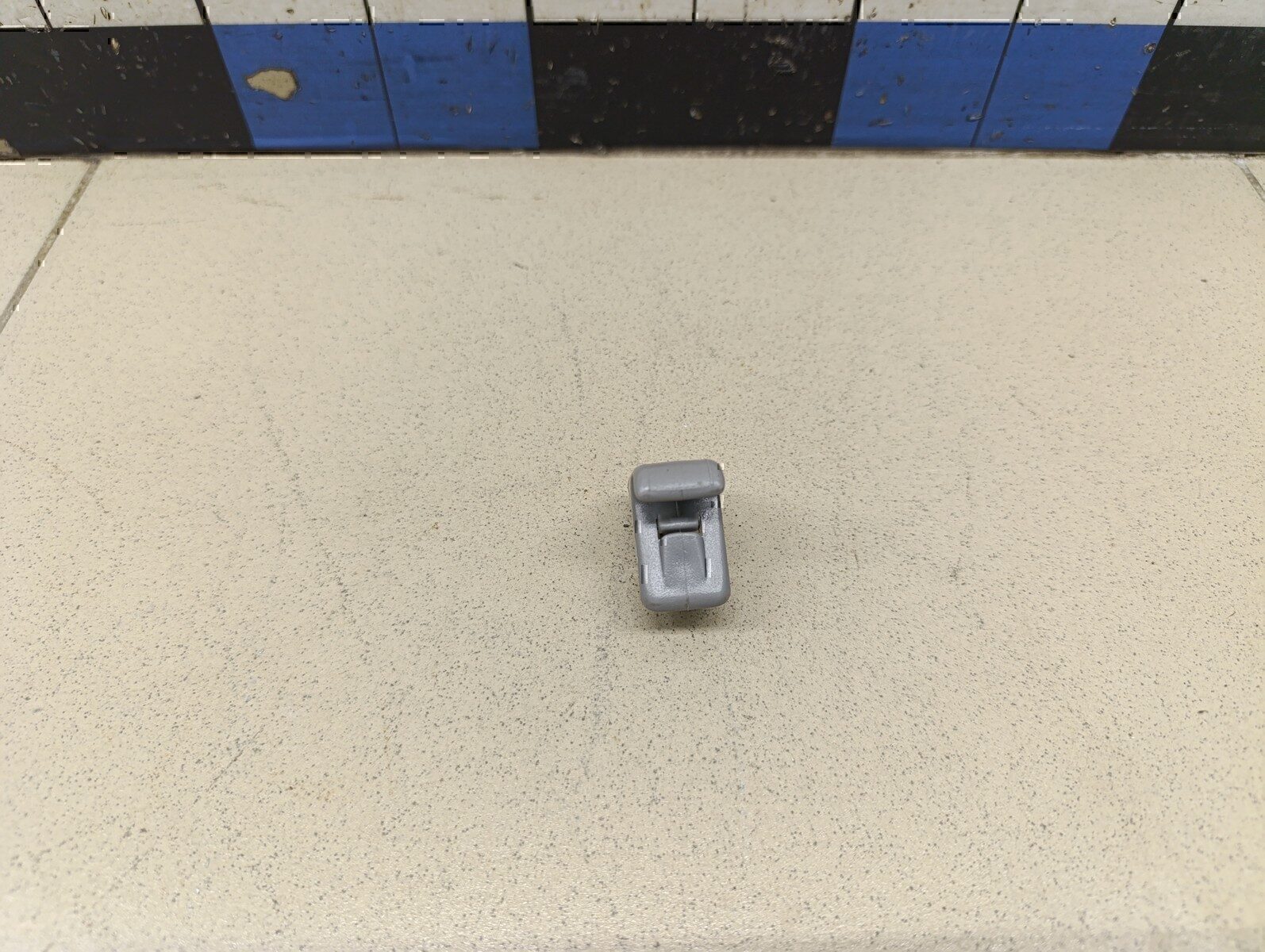 Крючок солнцезащитного козырька KIA Spectra 2001-2011