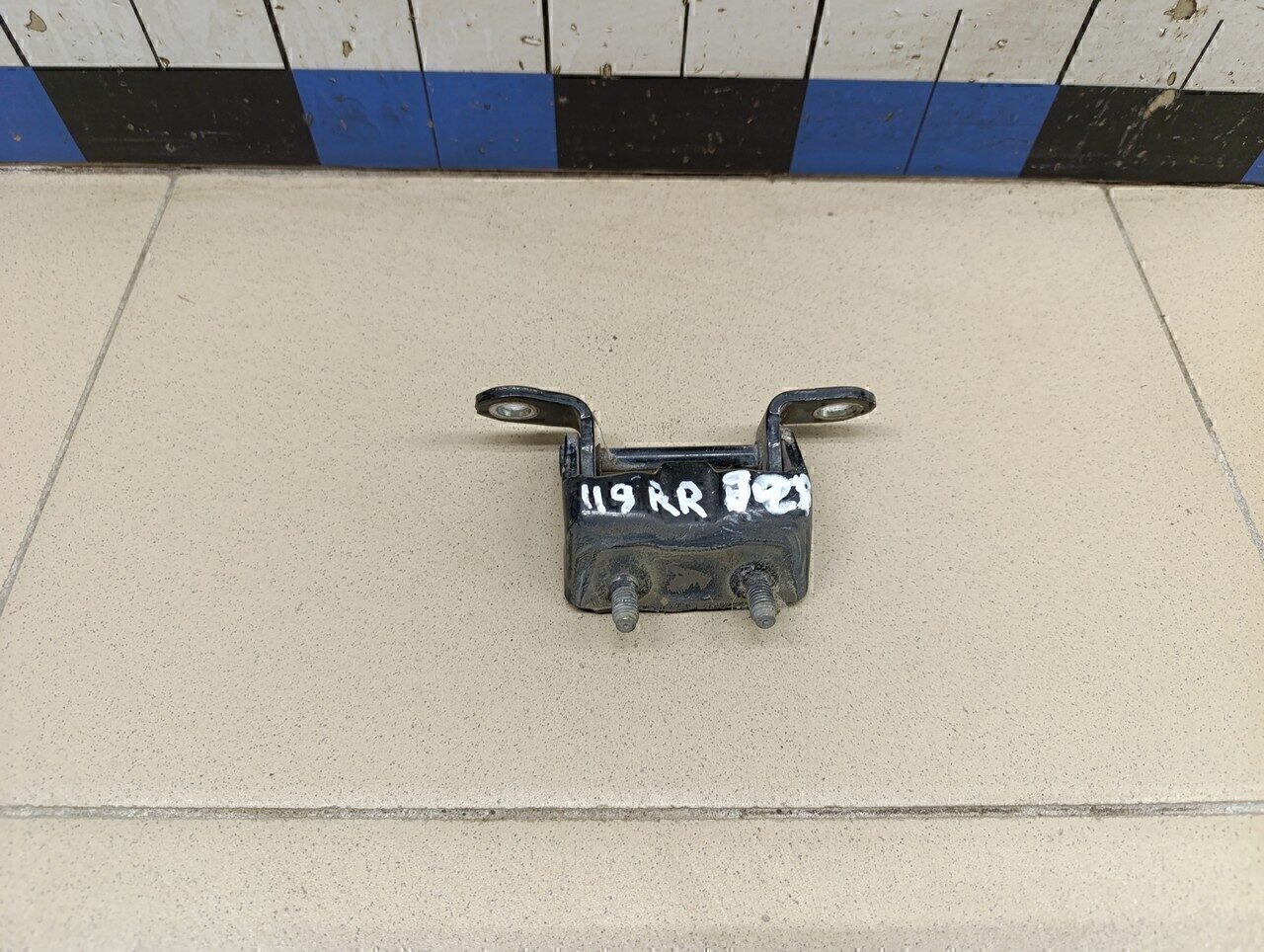 Петля двери задней правой верхняя NISSAN Almera (G15) 2013>