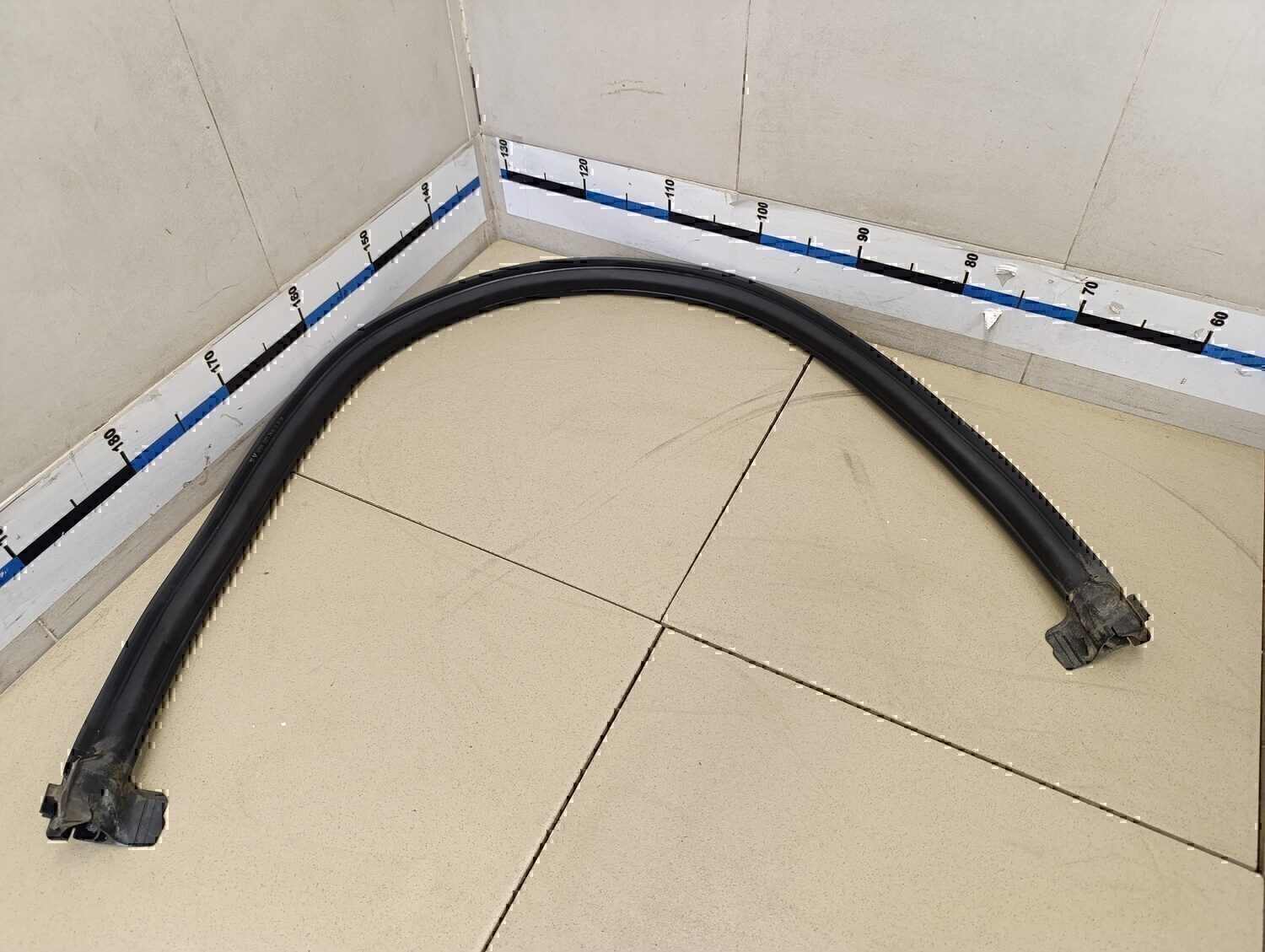 Уплотнитель капота RENAULT Sandero 2009-2014