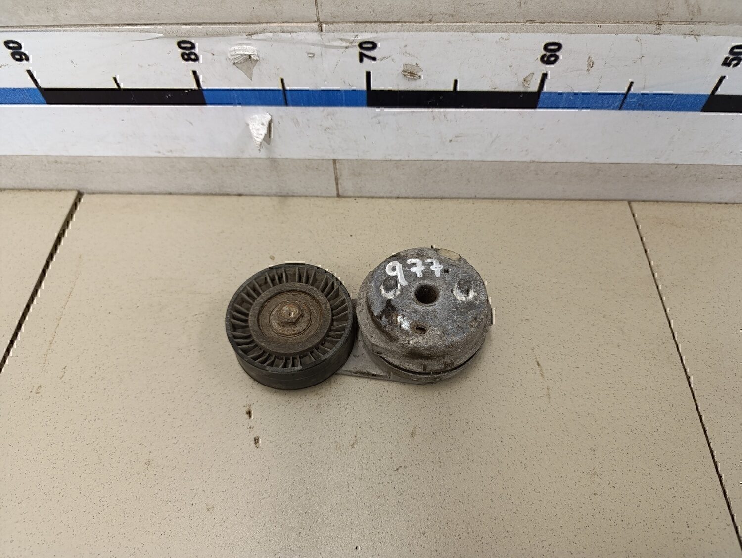 Ролик руч.ремня с кронштейном Chrysler Voyager/Caravan (RG) 2001-2008