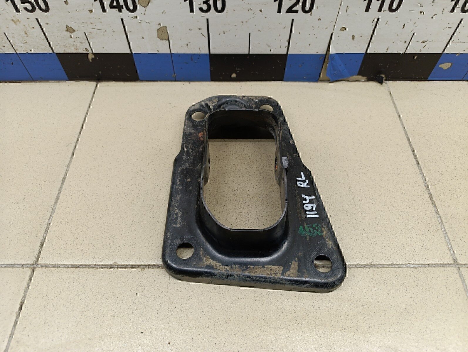 Кронштейн (п.з.к.) Audi Touran 2003-2010