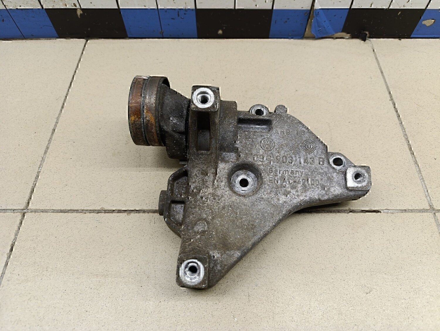 Кронштейн генератора Audi Passat [B6] 2005-2010