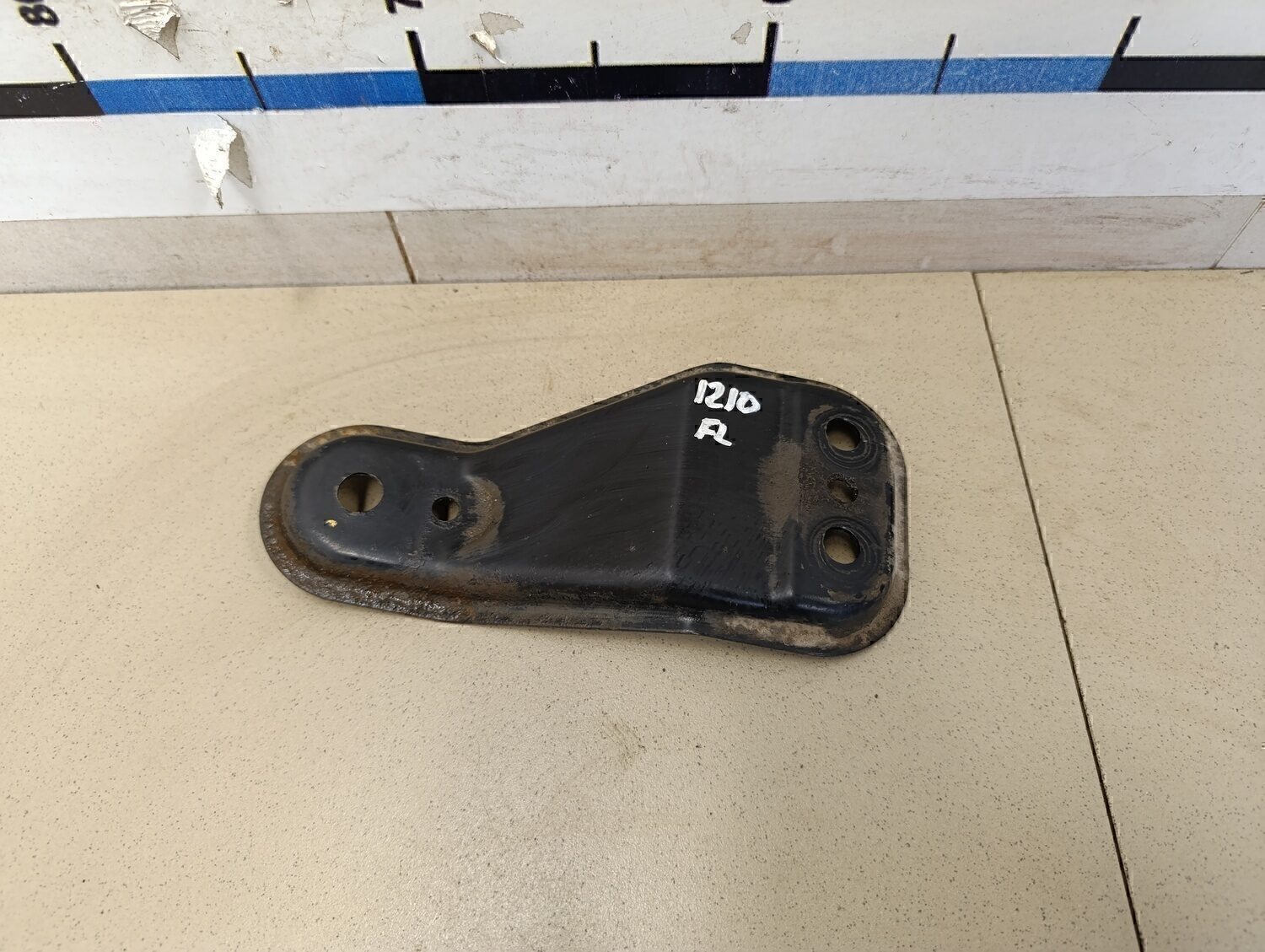 Кронштейн переднего рычага Audi Fabia 2007-2015