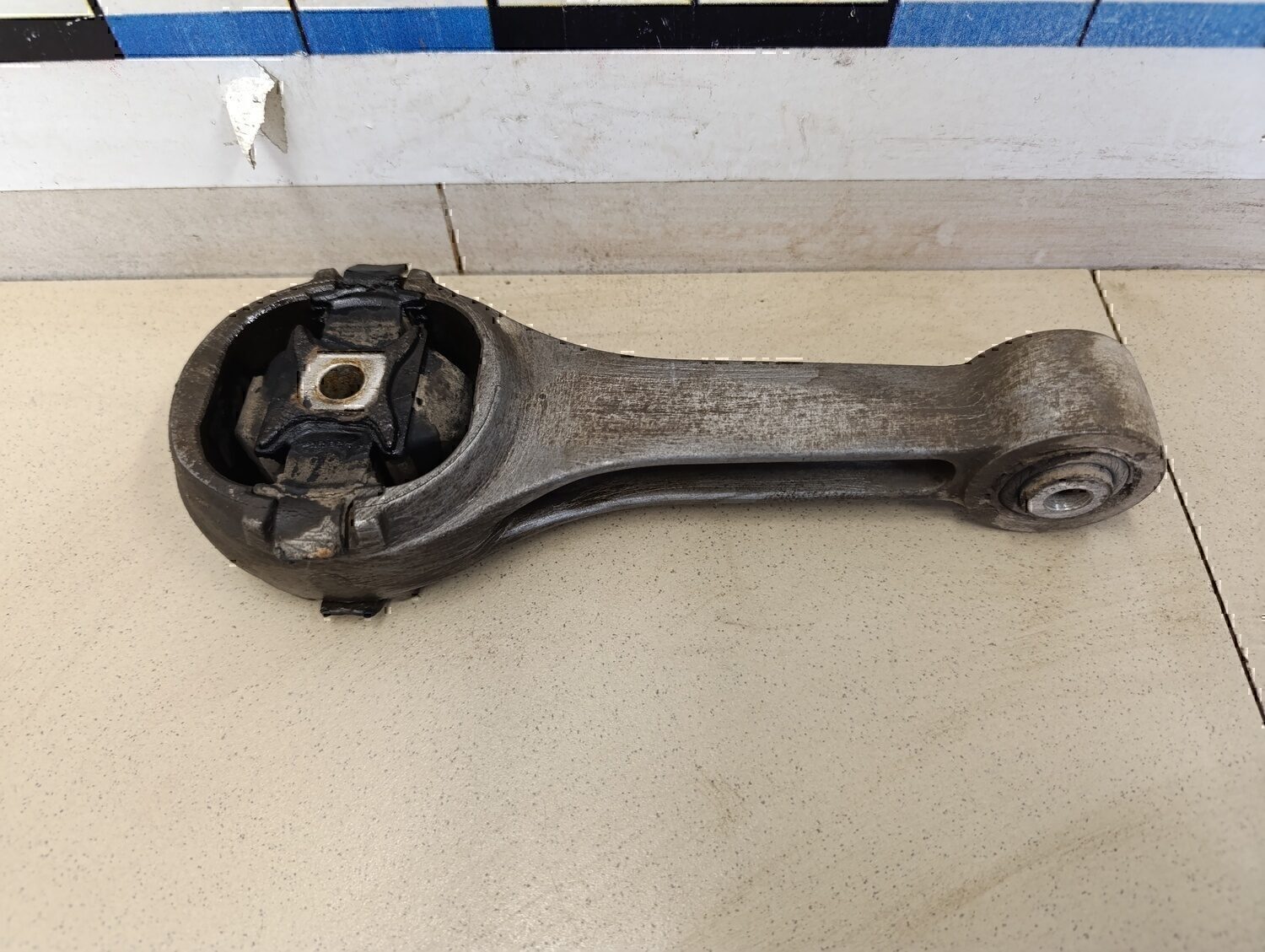 Опора двигателя задняя SKODA Fabia 2007-2015