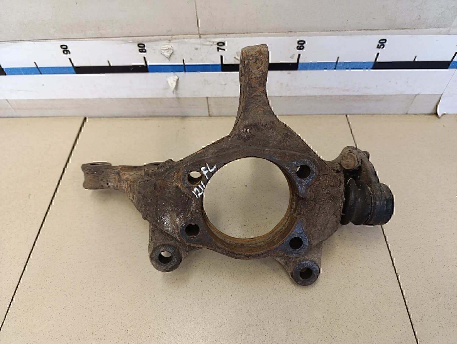 Кулак поворотный передний левый TOYOTA Avensis III 2009>