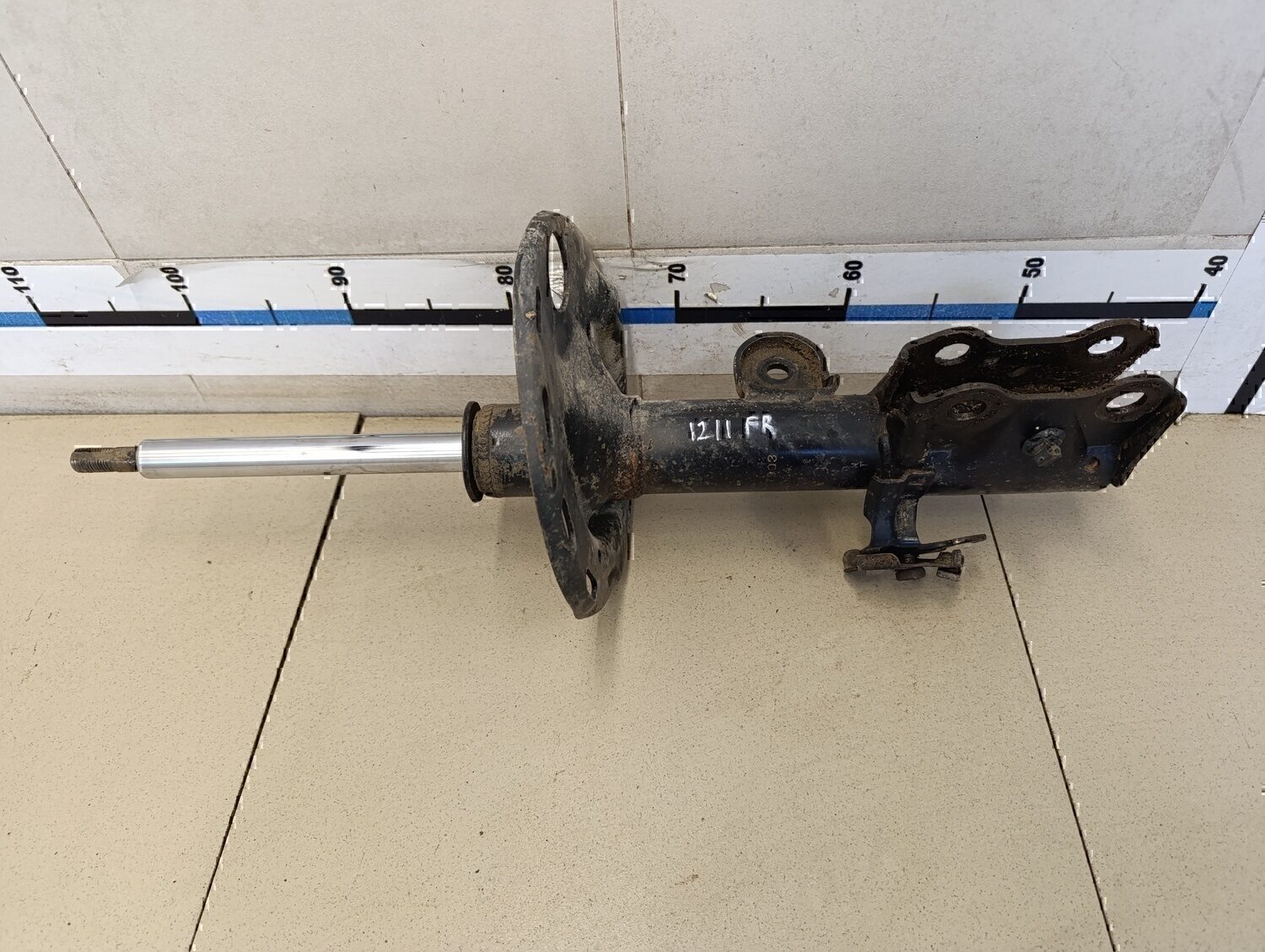 Амортизатор передний TOYOTA Avensis III 2009>