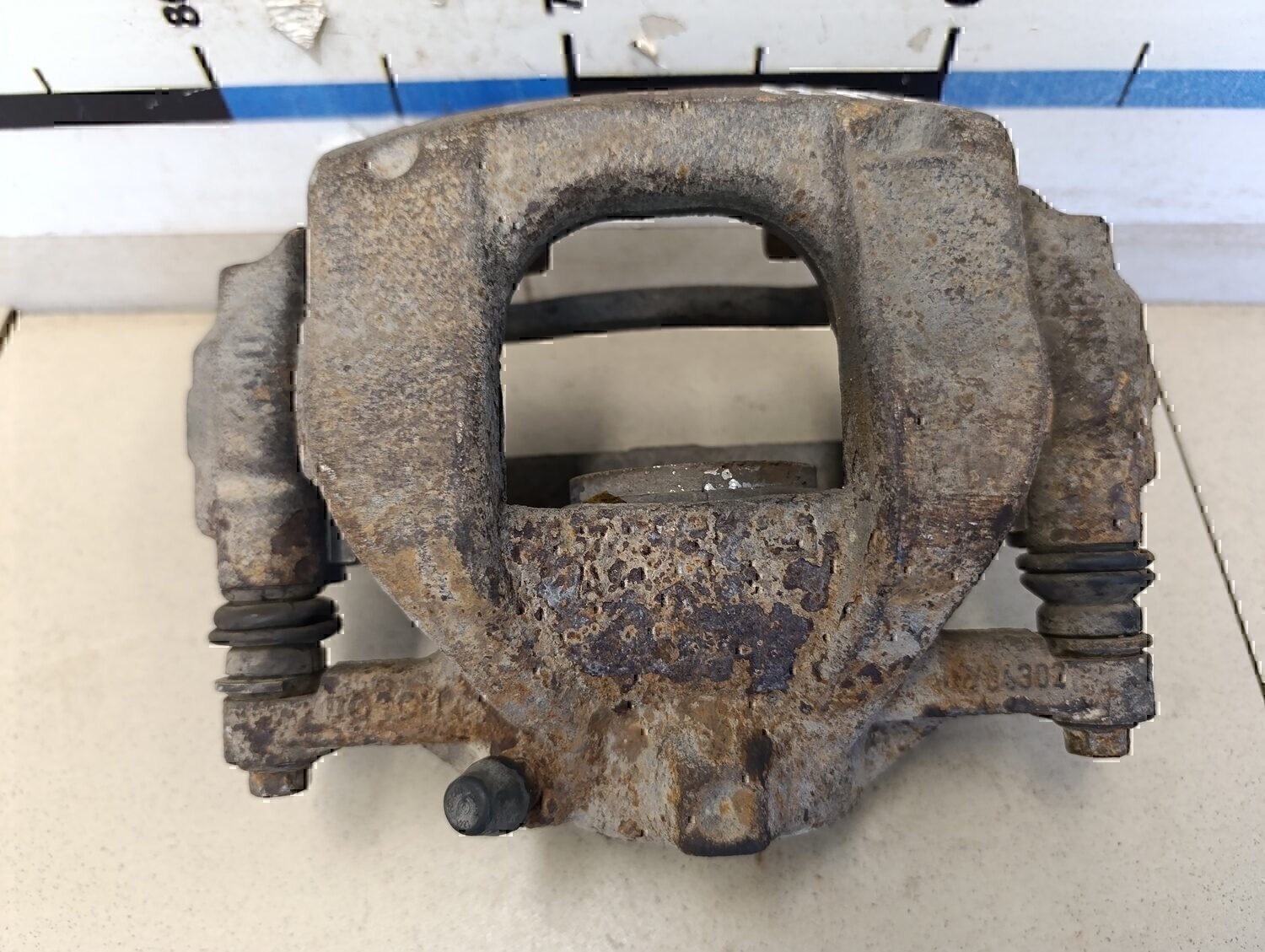 Суппорт передний левый TOYOTA Avensis III 2009>