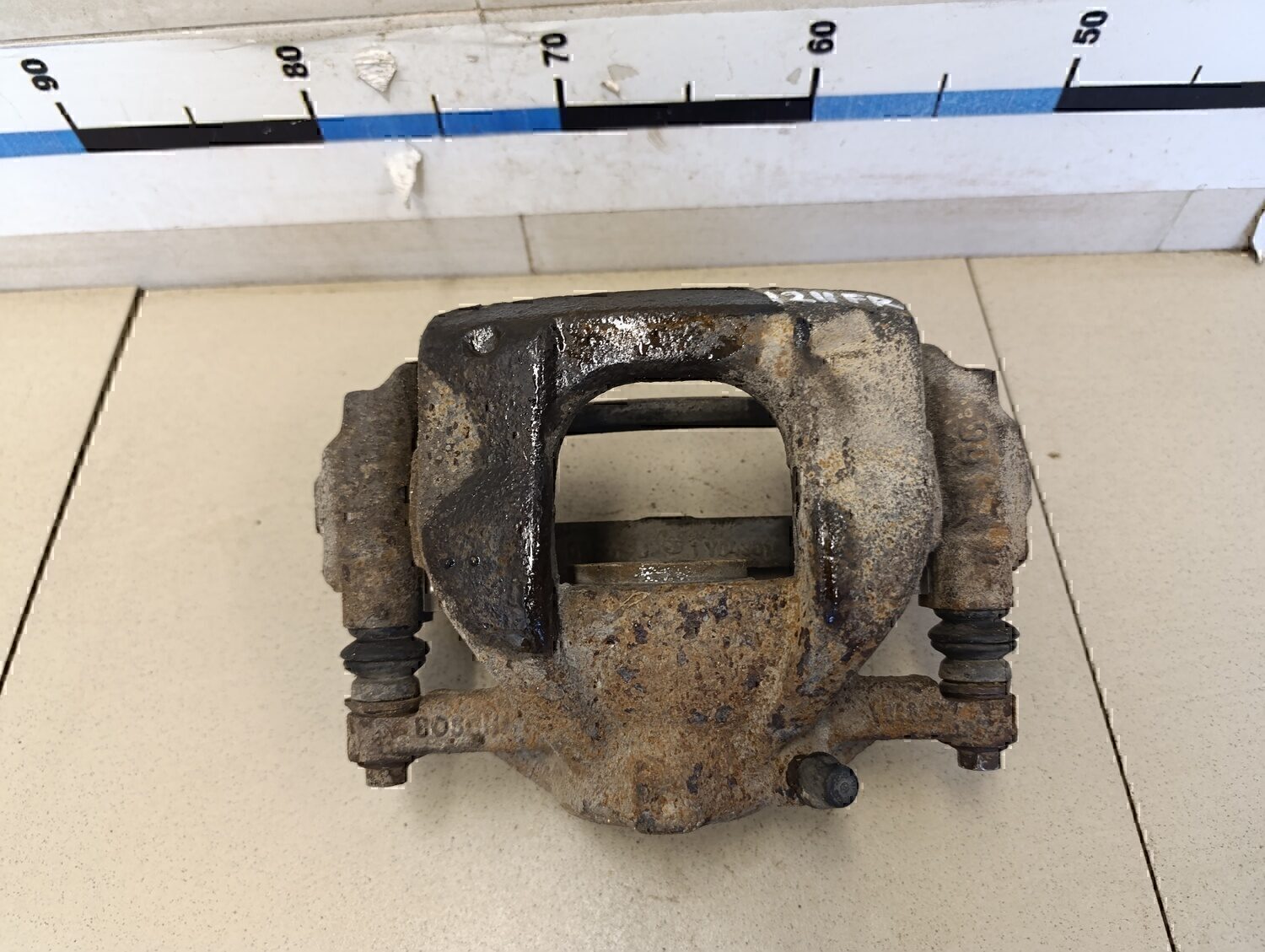 Суппорт передний правый TOYOTA Avensis III 2009>