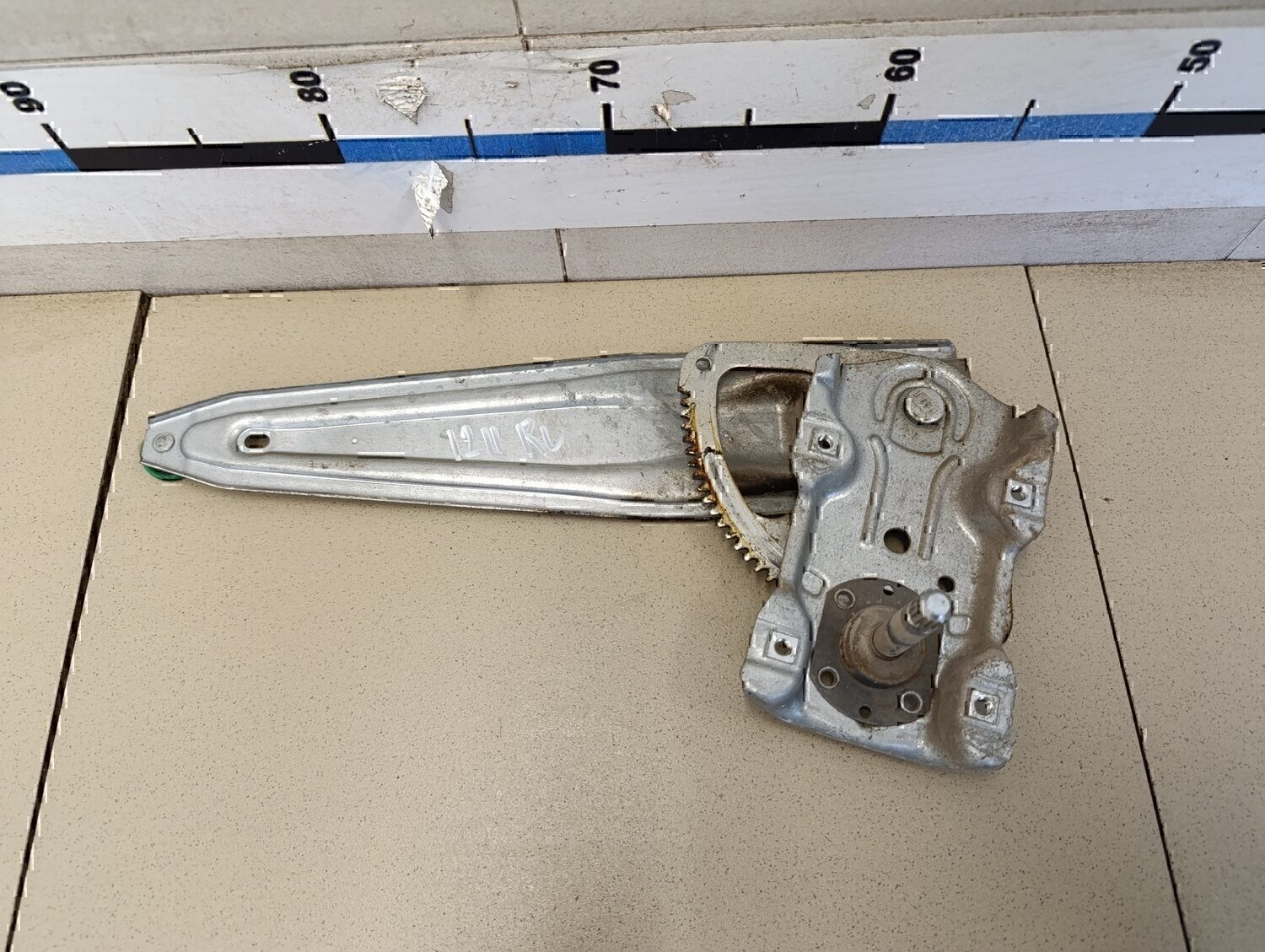 Стеклоподъемник механ. задний левый TOYOTA Avensis III 2009>