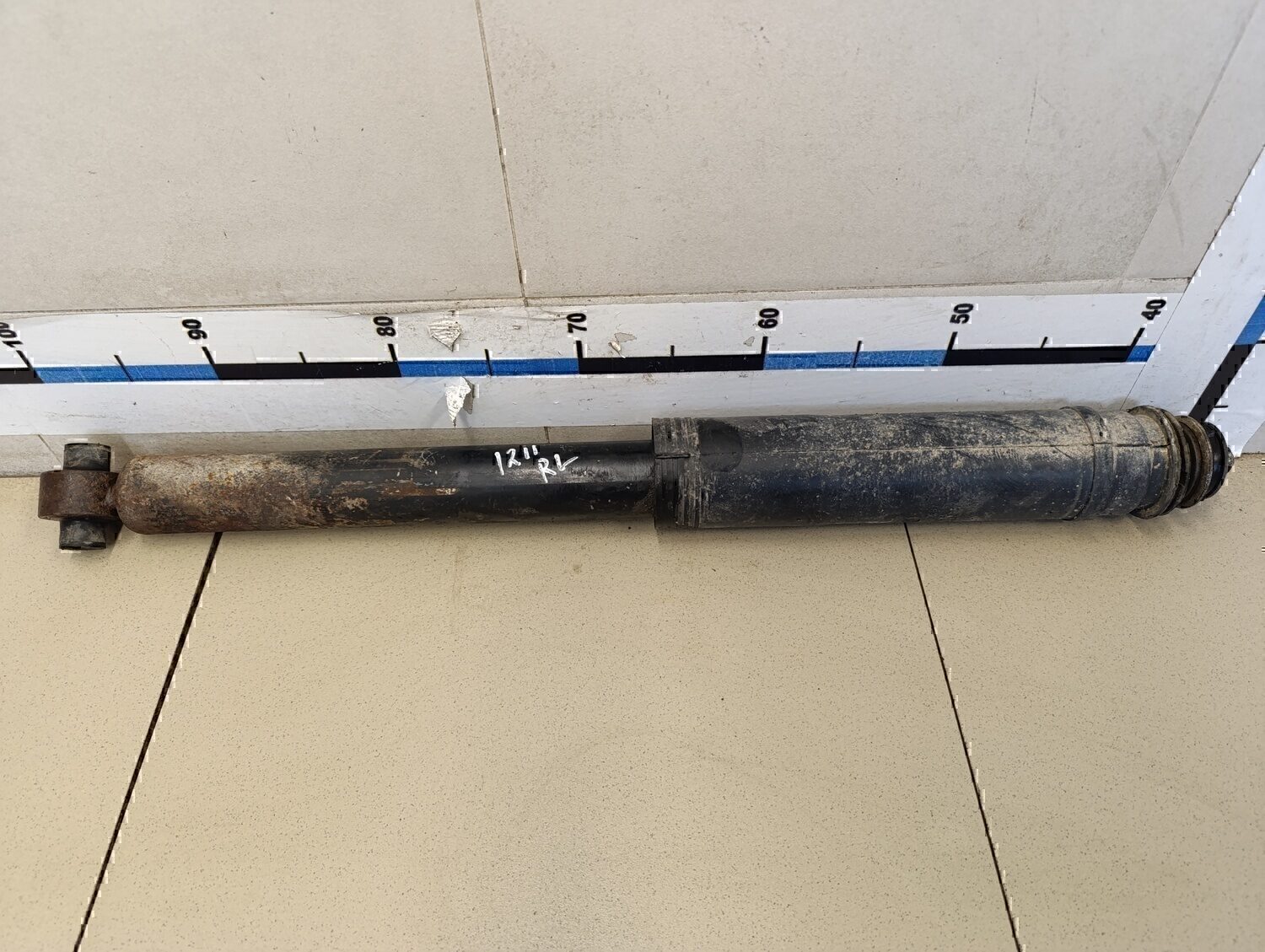 Амортизатор задний TOYOTA Avensis III 2009>