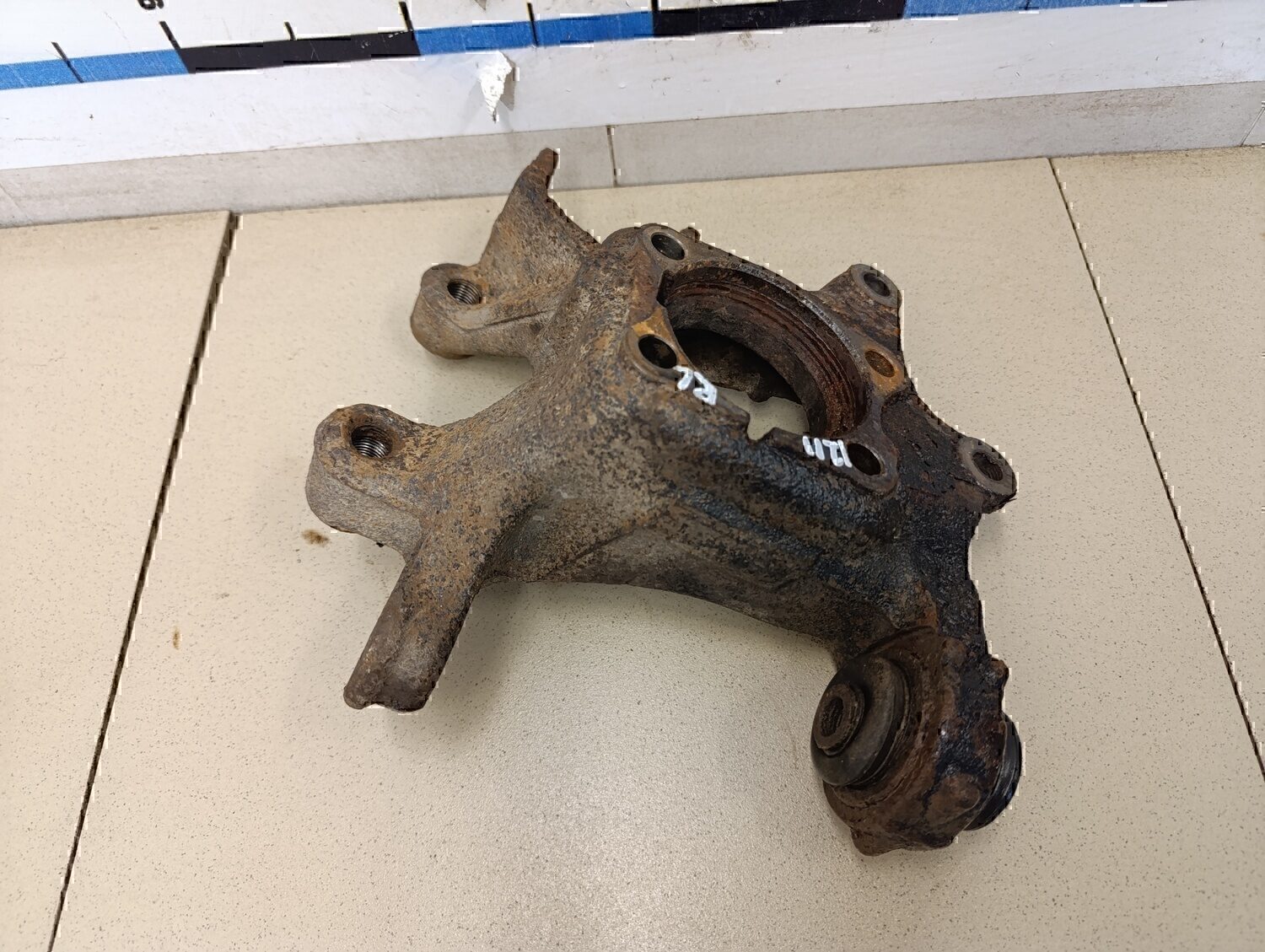 Кулак поворотный задний левый TOYOTA Avensis III 2009>