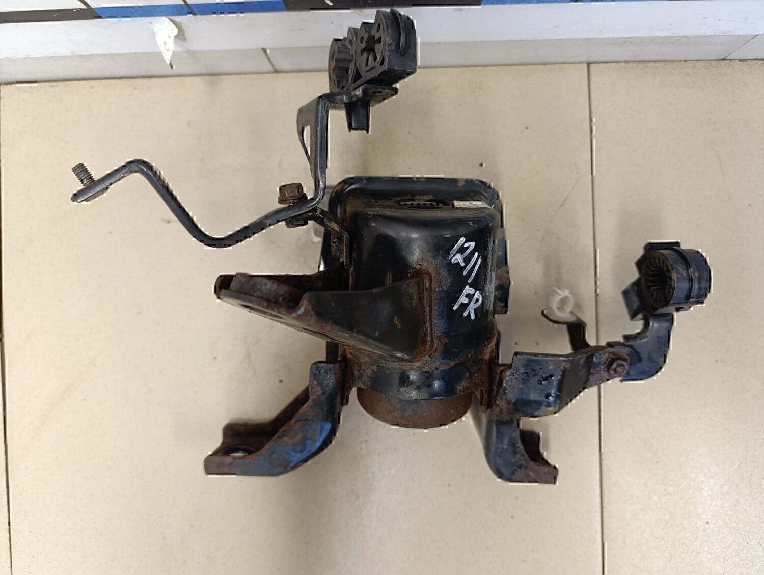 Опора двигателя правая TOYOTA Avensis III 2009>