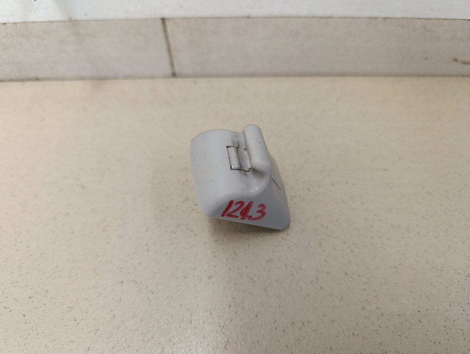 Крючок солнцезащитного козырька FORD Focus II 2005-2008