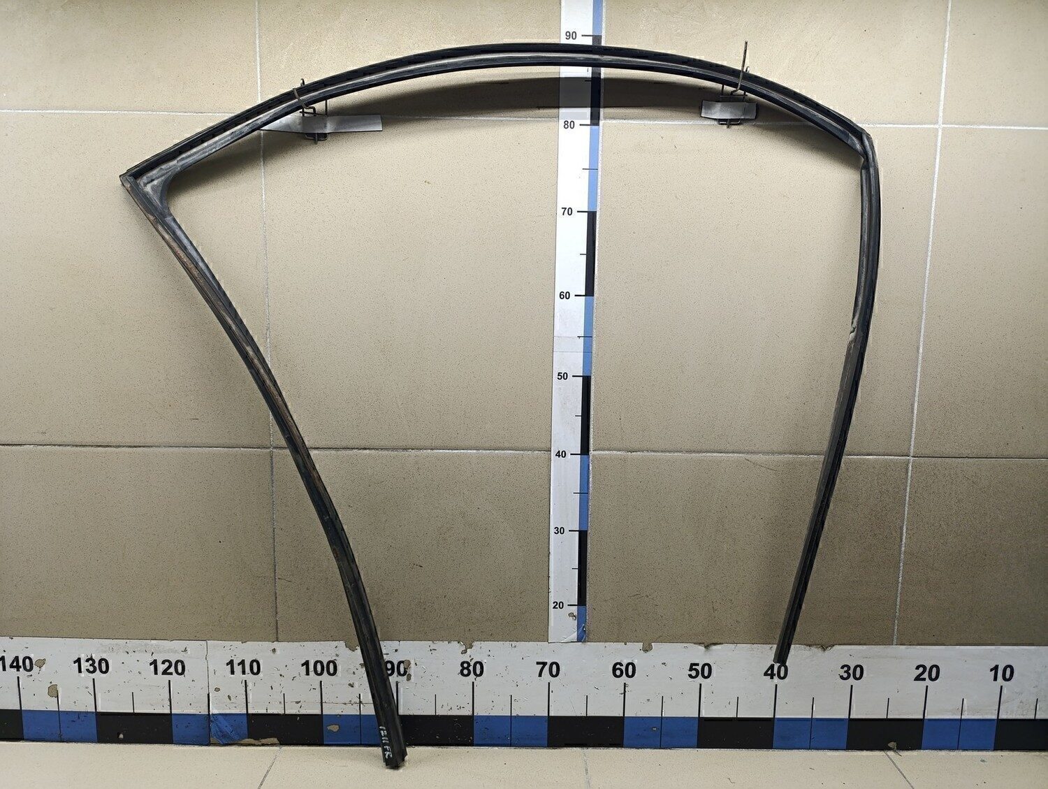 Уплотнитель стекла двери TOYOTA Avensis III 2009>