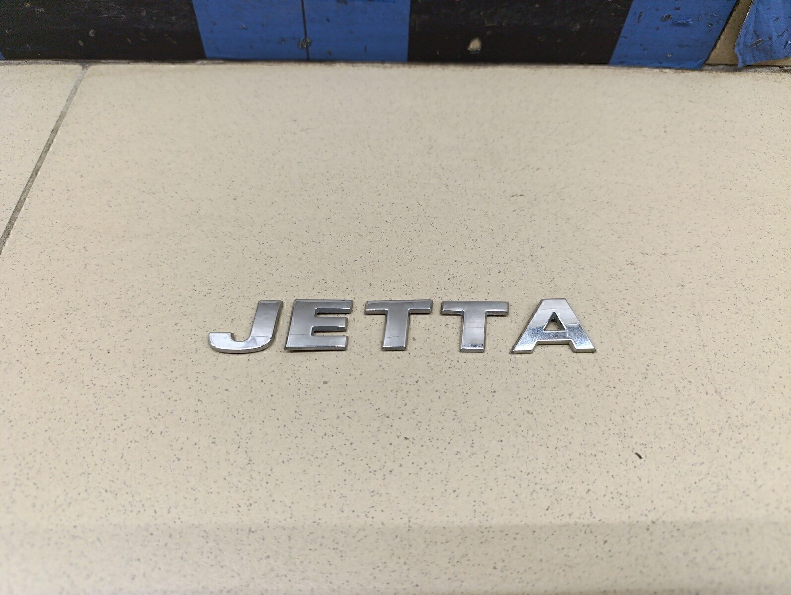 Эмблема на крышку багажника VW Jetta 2011>