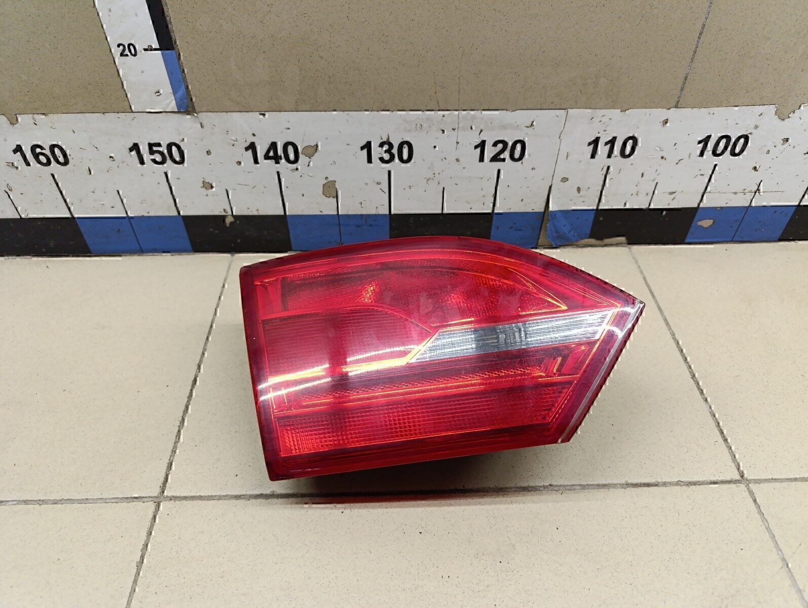 Фонарь задний внутренний левый VW Jetta 2011>