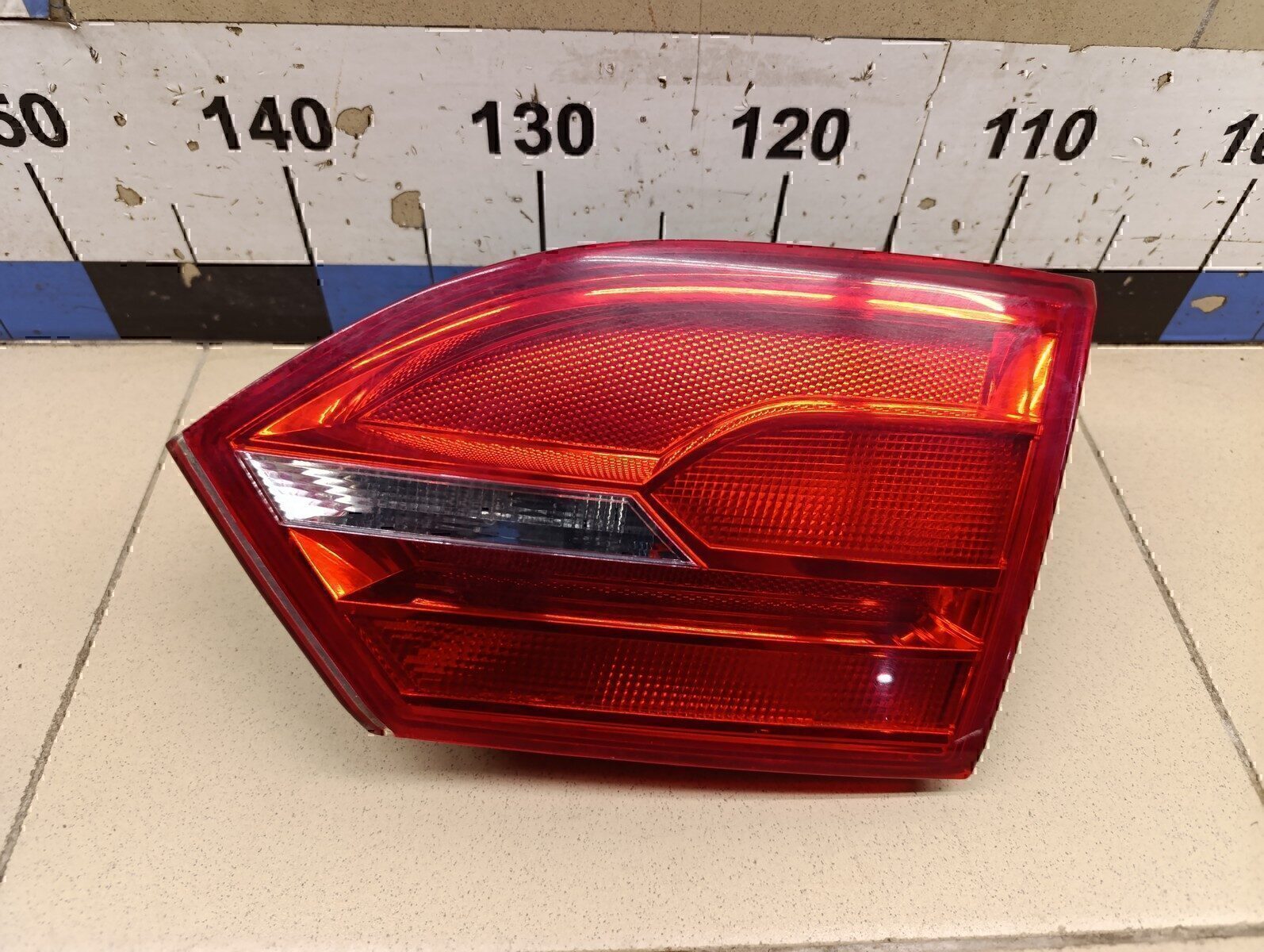 Фонарь задний внутренний правый VW Jetta 2011>