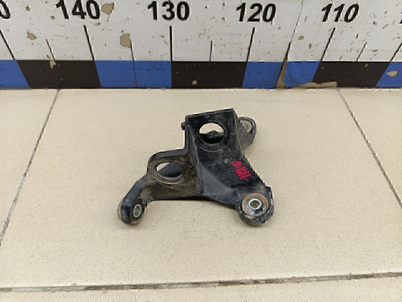 Кронштейн крепления троса КПП Audi Passat [B6] 2005-2010