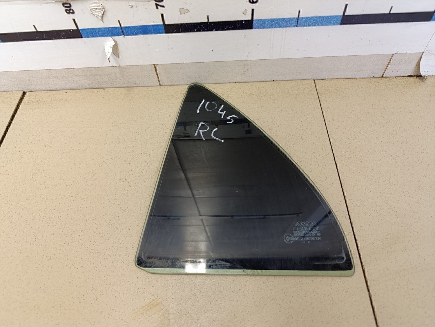 Стекло двери задней левой (форточка) TOYOTA Corolla E12 2001-2006