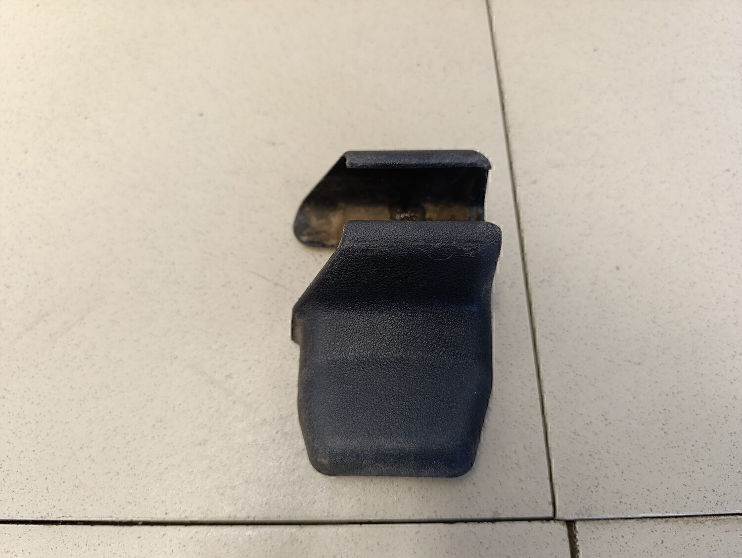 Крышка кронштейна сиденья TOYOTA Corolla E12 2001-2006