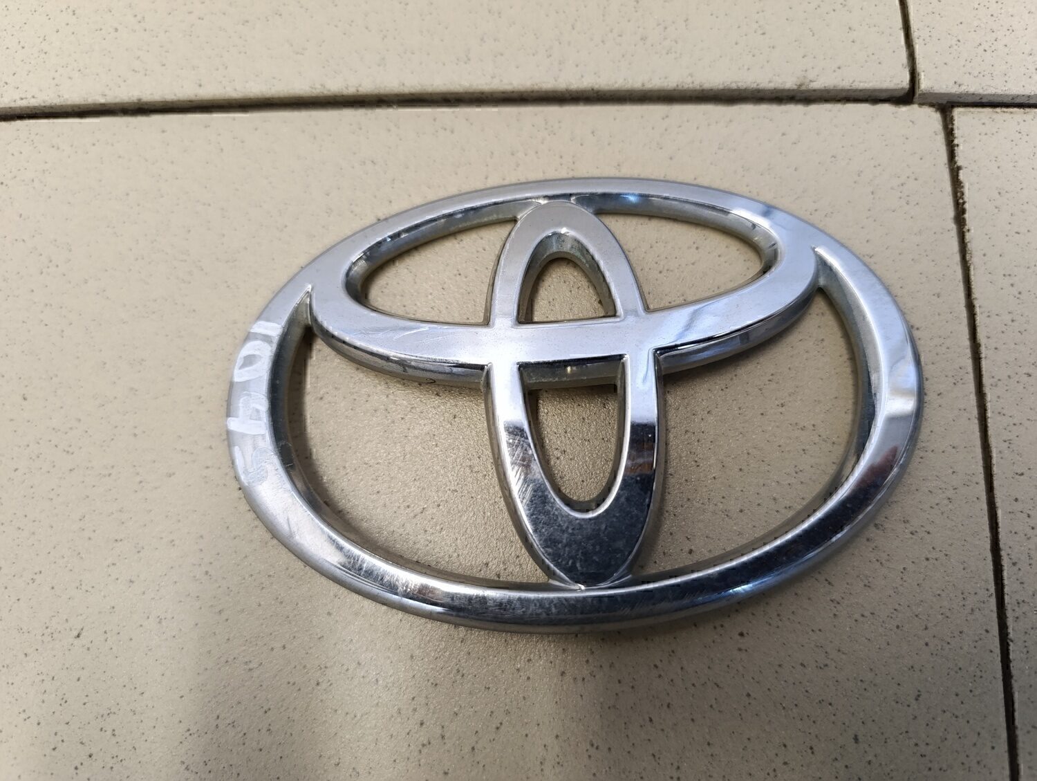 Эмблема на крышку багажника TOYOTA Corolla E12 2001-2006