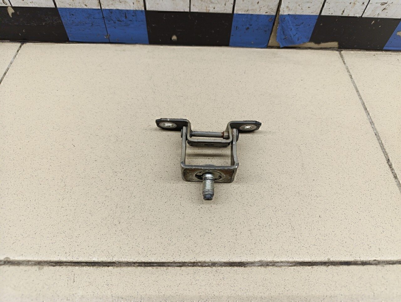 Петля двери багажника NISSAN Note (E11) 2006-2013