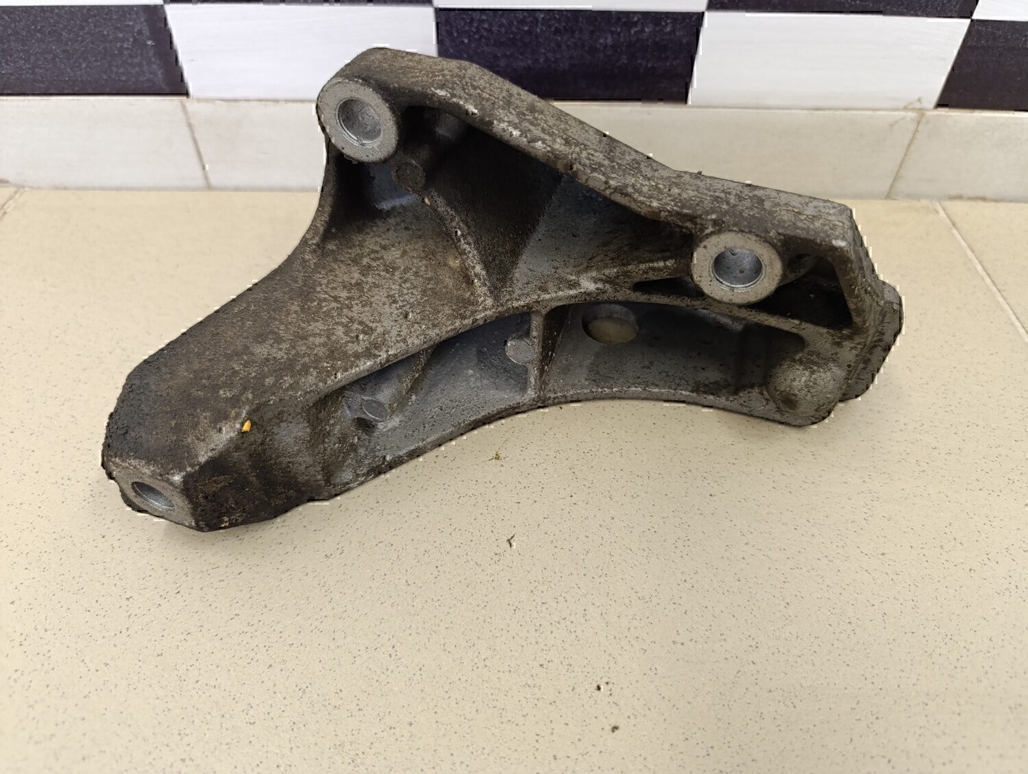 Кронштейн КПП левый Audi A3 (8L1) 1996-2003