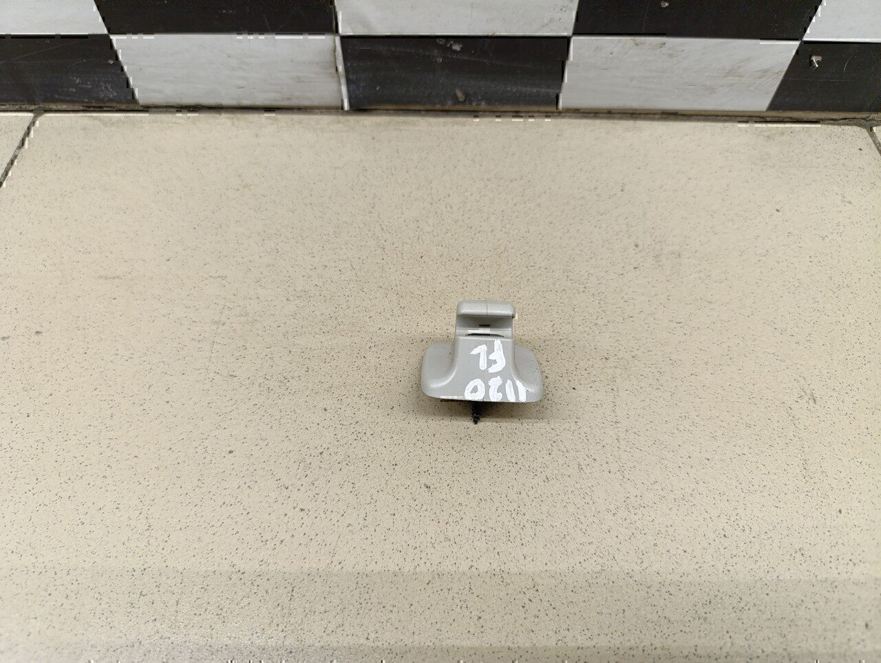 Крючок солнцезащитного козырька VW Passat [B6] 2005-2010