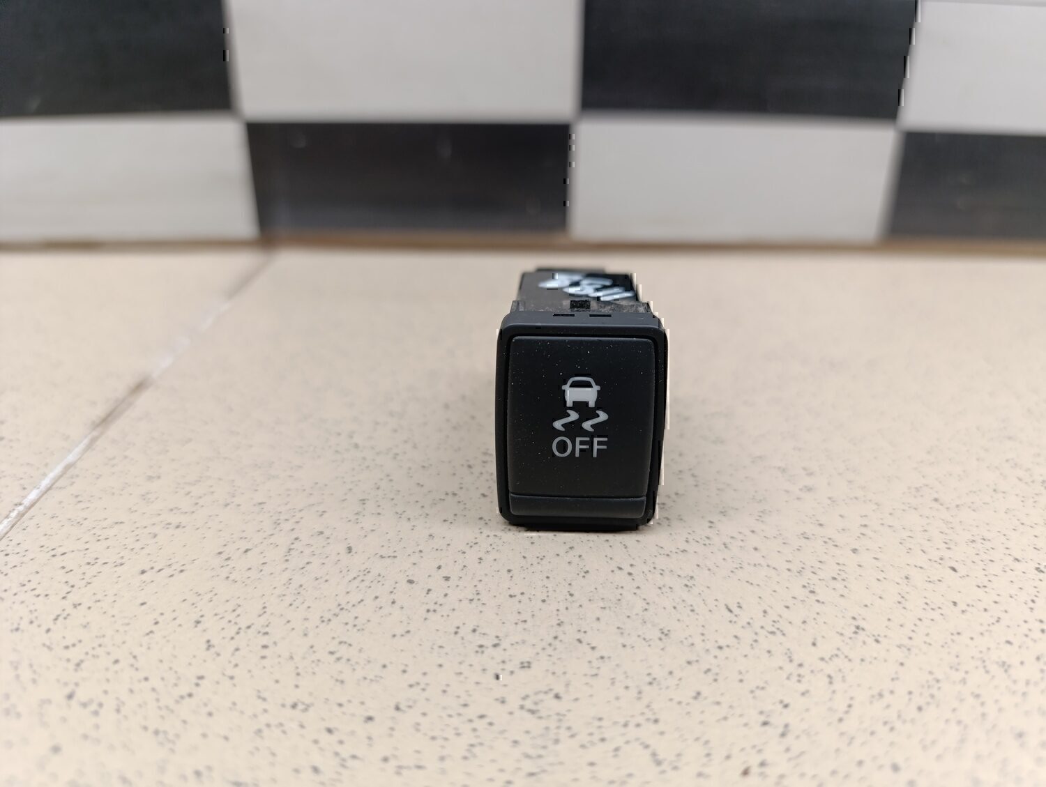 Кнопка антипробуксовочной системы NISSAN Juke (F15) 2011>