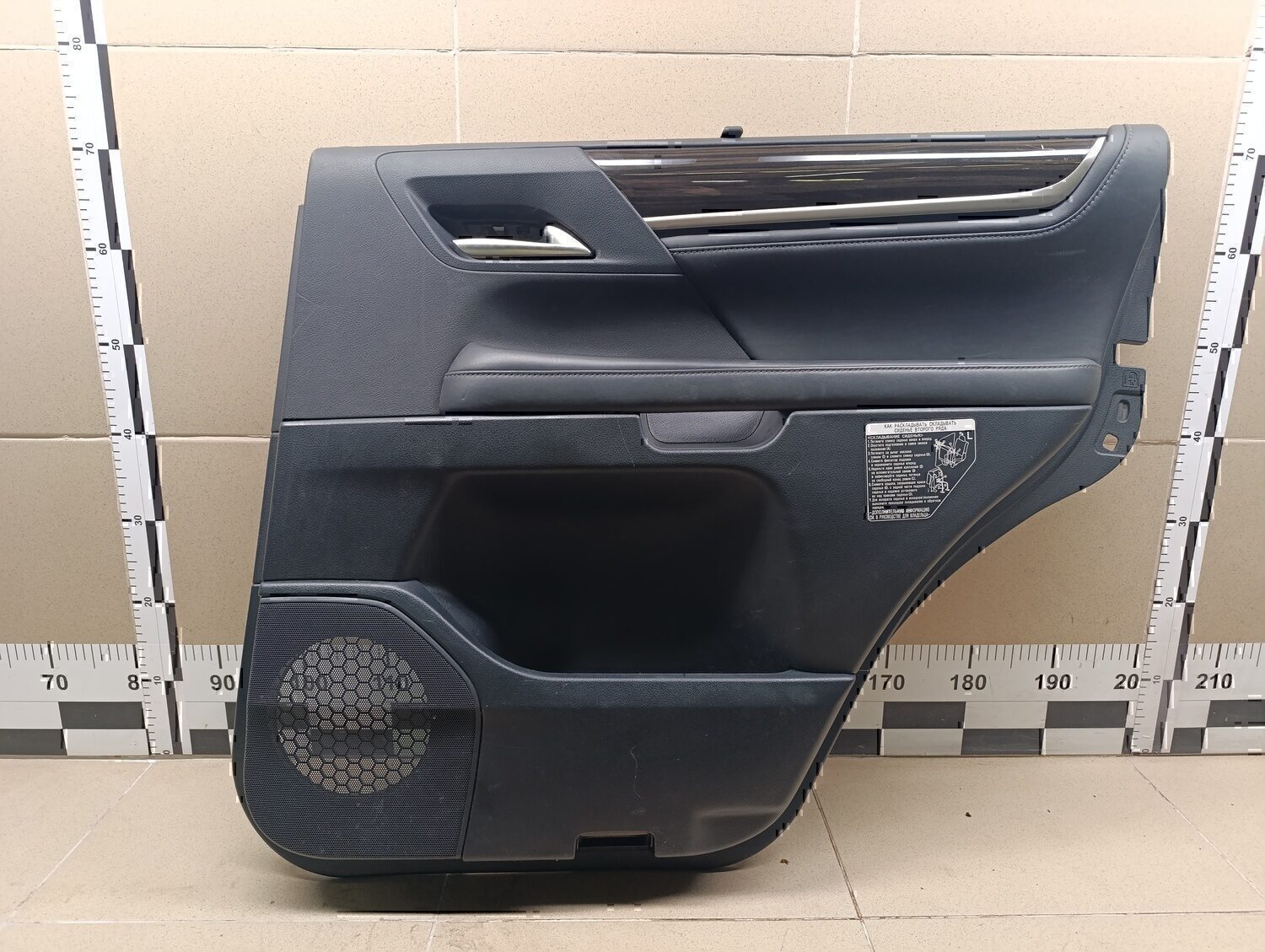 Обшивка двери задней правой Lexus LX 570