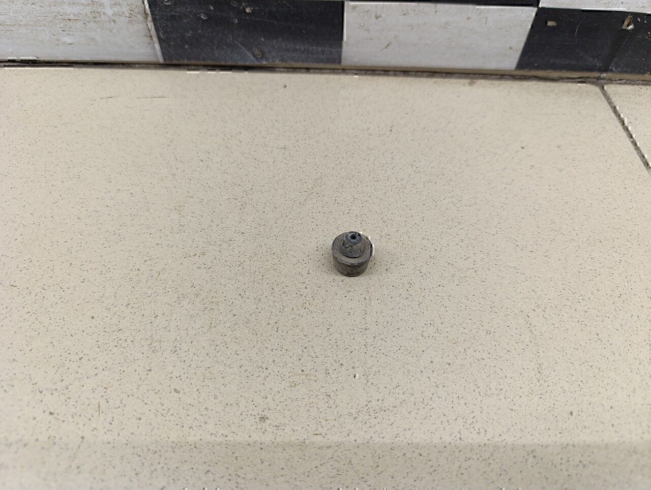 Отбойник капота Chevrolet Aveo (T200) 2003-2008