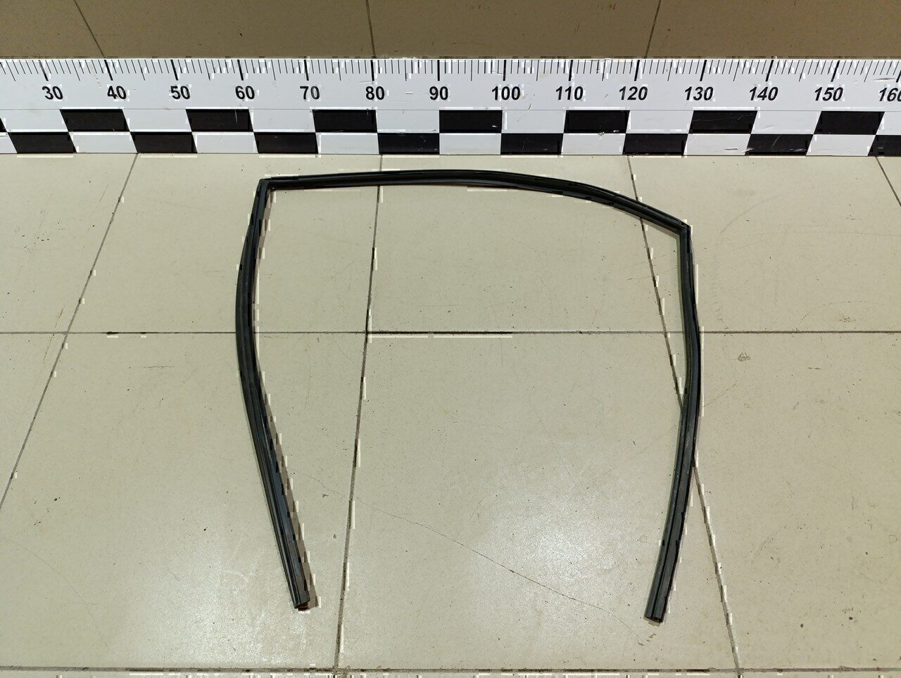 Уплотнитель стекла двери MITSUBISHI Lancer (CS/Classic) 2003-2006