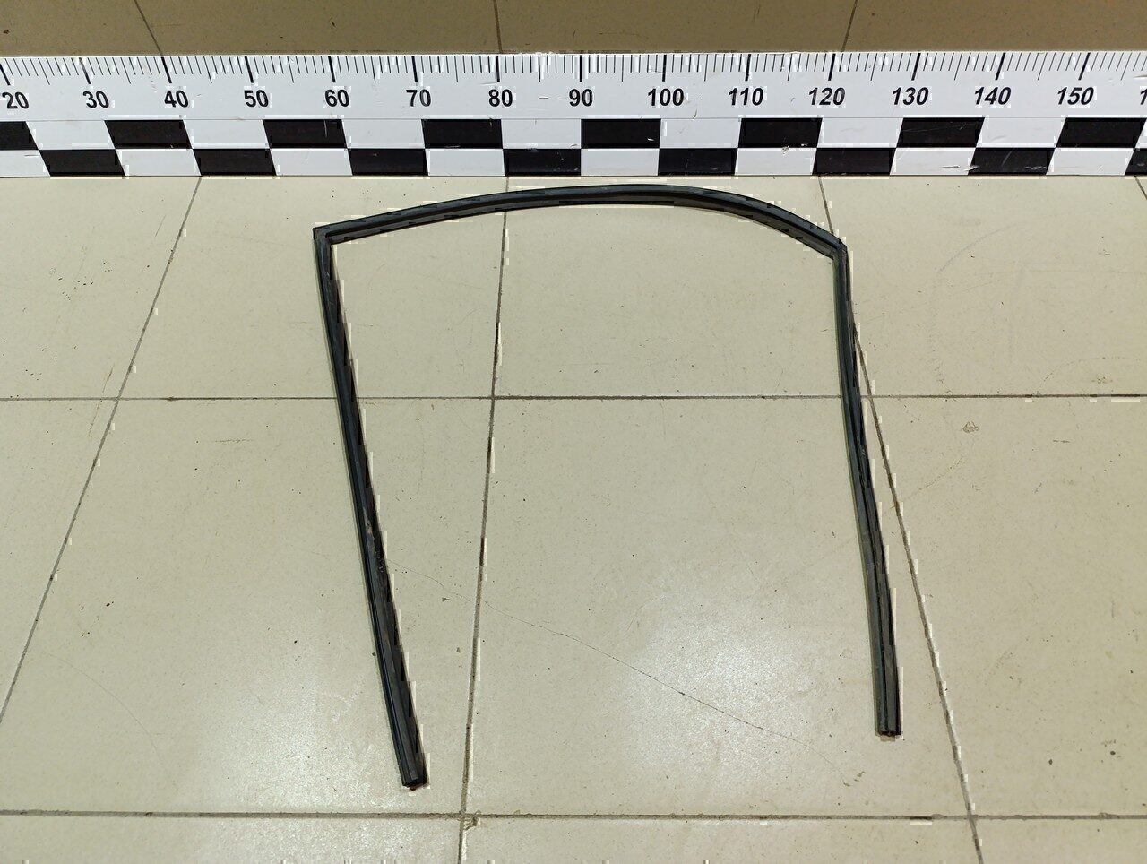 Уплотнитель стекла двери MITSUBISHI Lancer (CS/Classic) 2003-2006