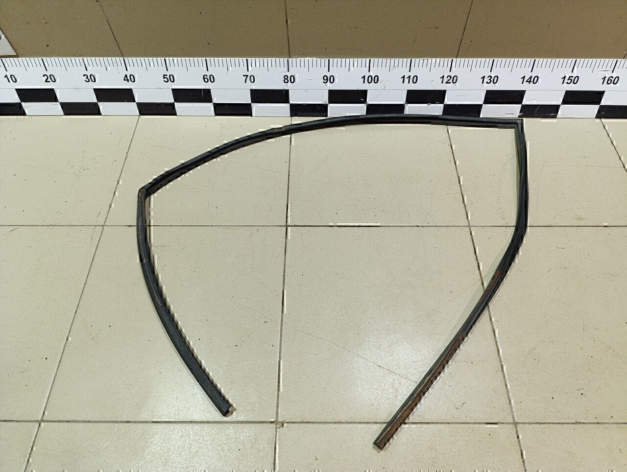 Уплотнитель стекла двери MITSUBISHI Lancer (CS/Classic) 2003-2006