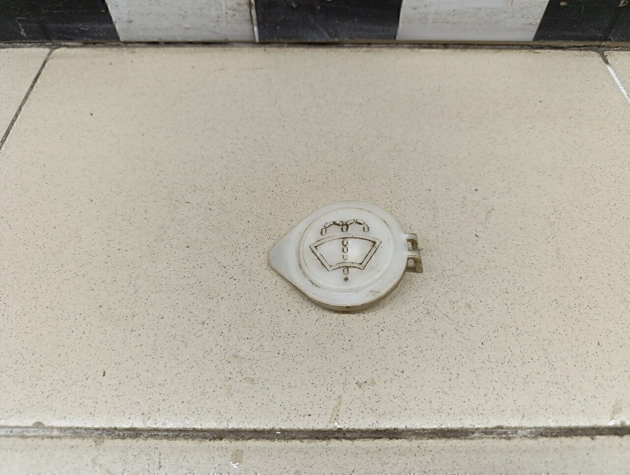 Крышка бачка омывателя MITSUBISHI Lancer (CS/Classic) 2003-2006