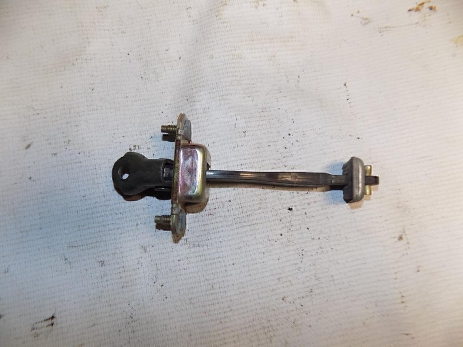 Ограничитель двери Subaru Forester (S11) 2002-2007