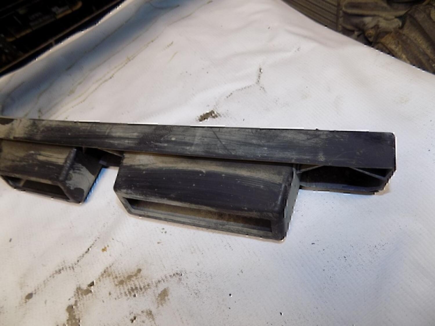 Направляющая заднего бампера FORD Focus II 2008-2011