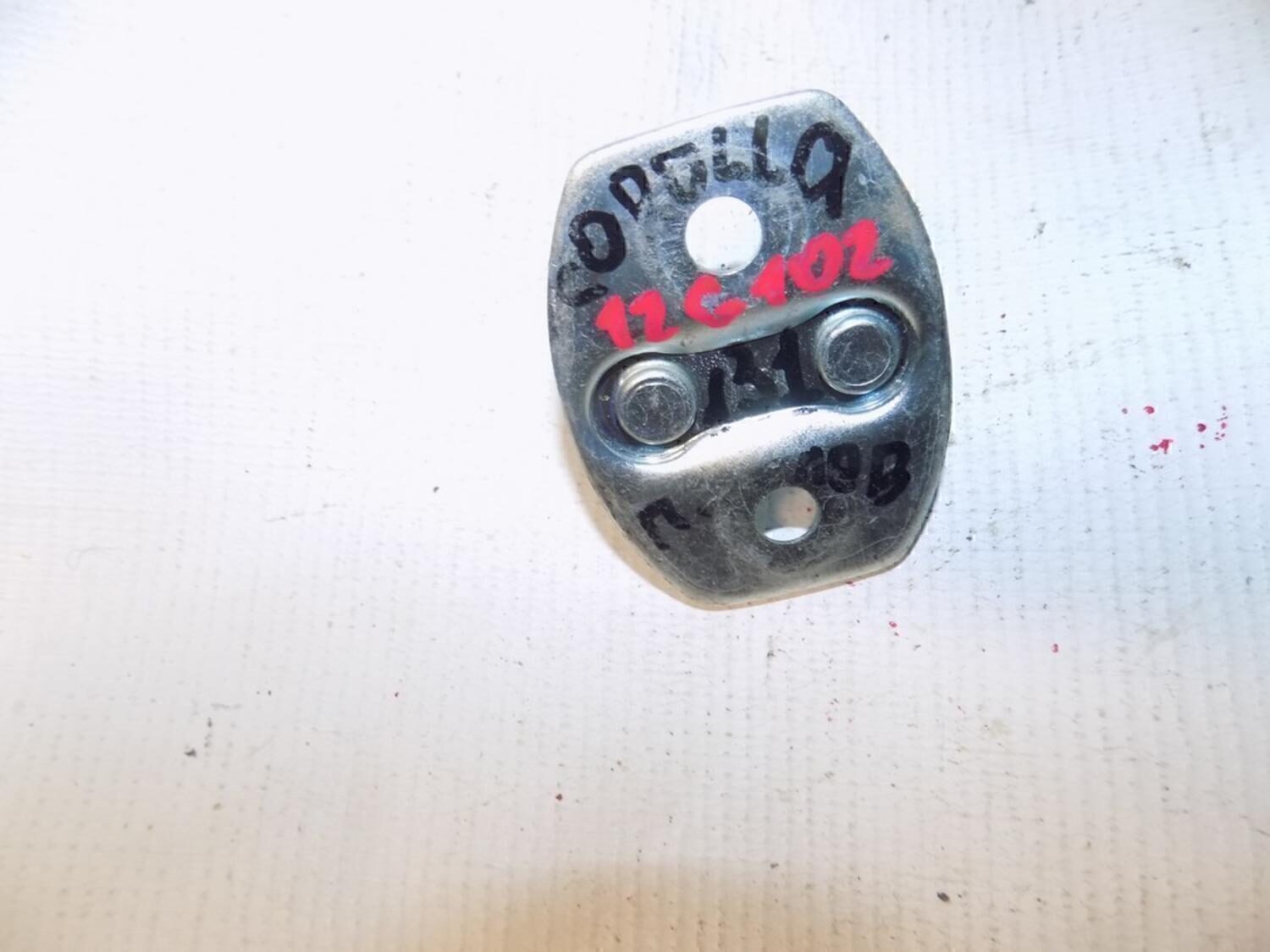 Ответная часть замка двери TOYOTA Avensis II 2003-2008