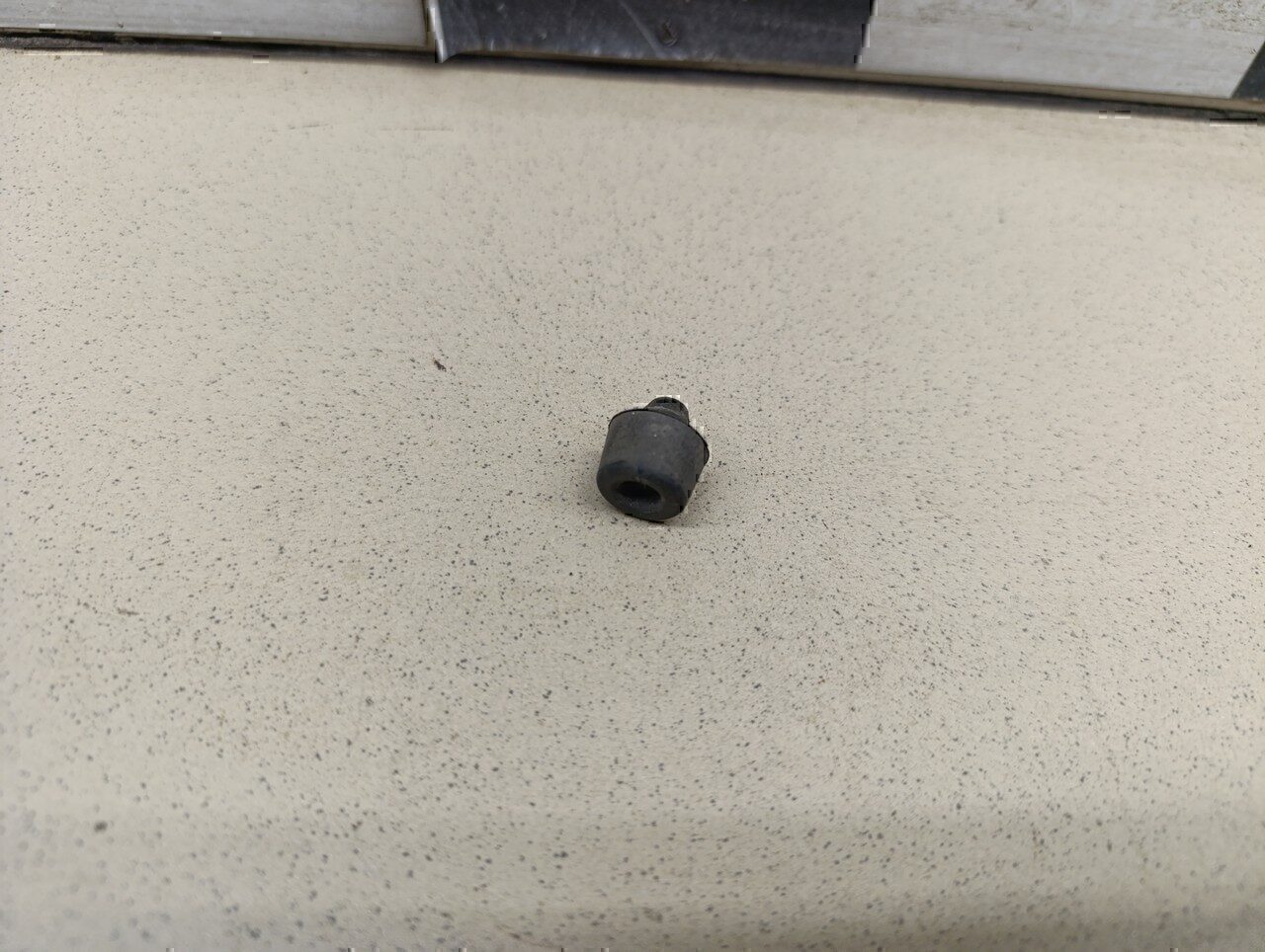 Отбойник капота Chevrolet Aveo (T200) 2003-2008