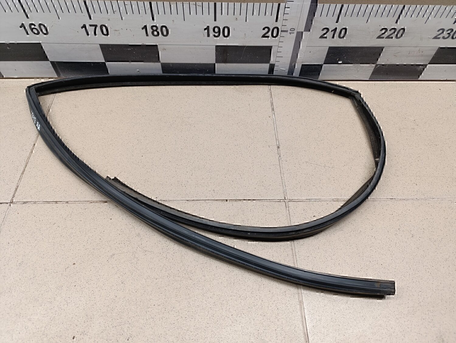 Уплотнитель стекла двери MITSUBISHI Carisma (DA) 1999-2003