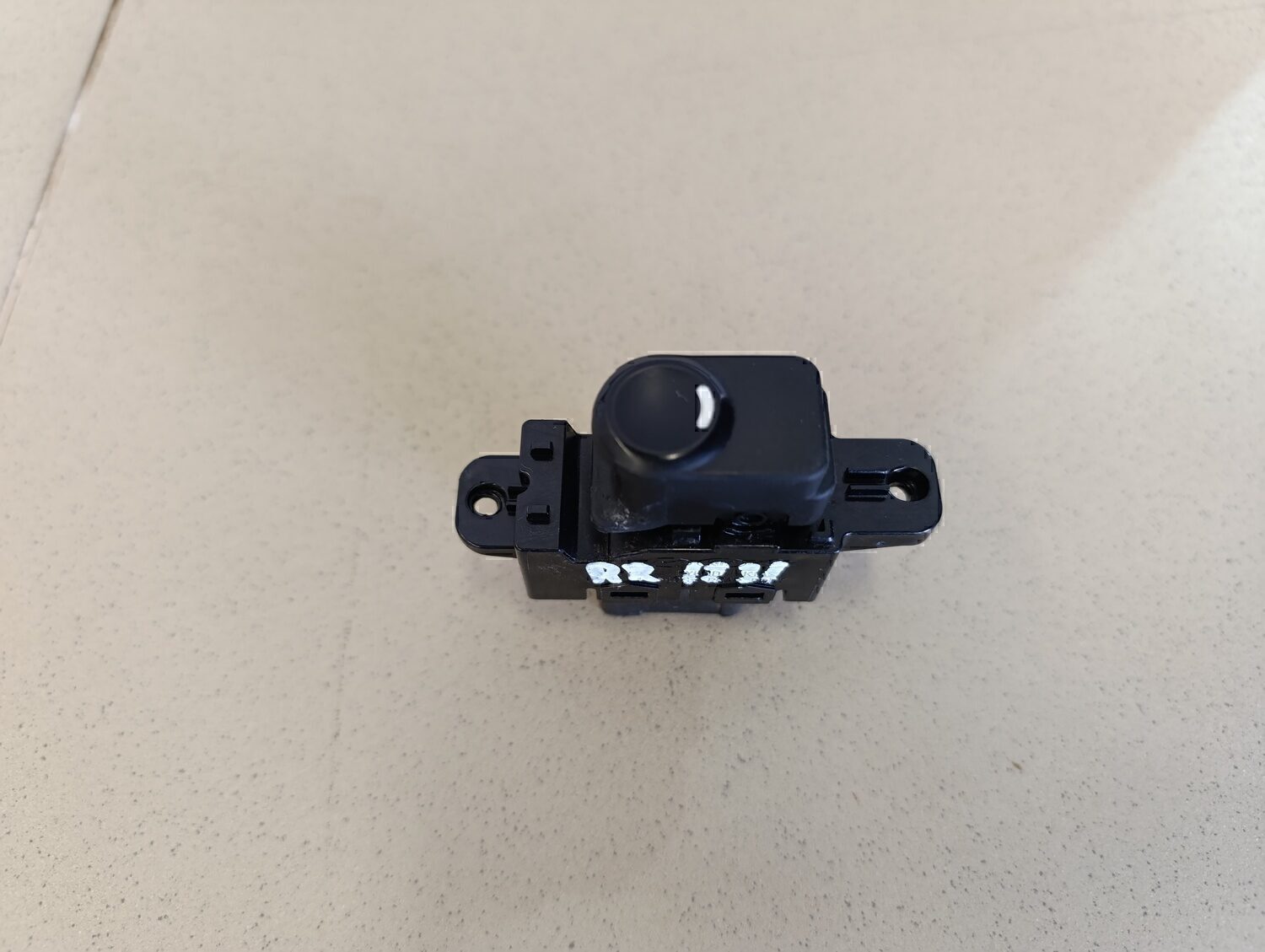 Кнопка стеклоподъемника HYUNDAI Solaris 2010-2017