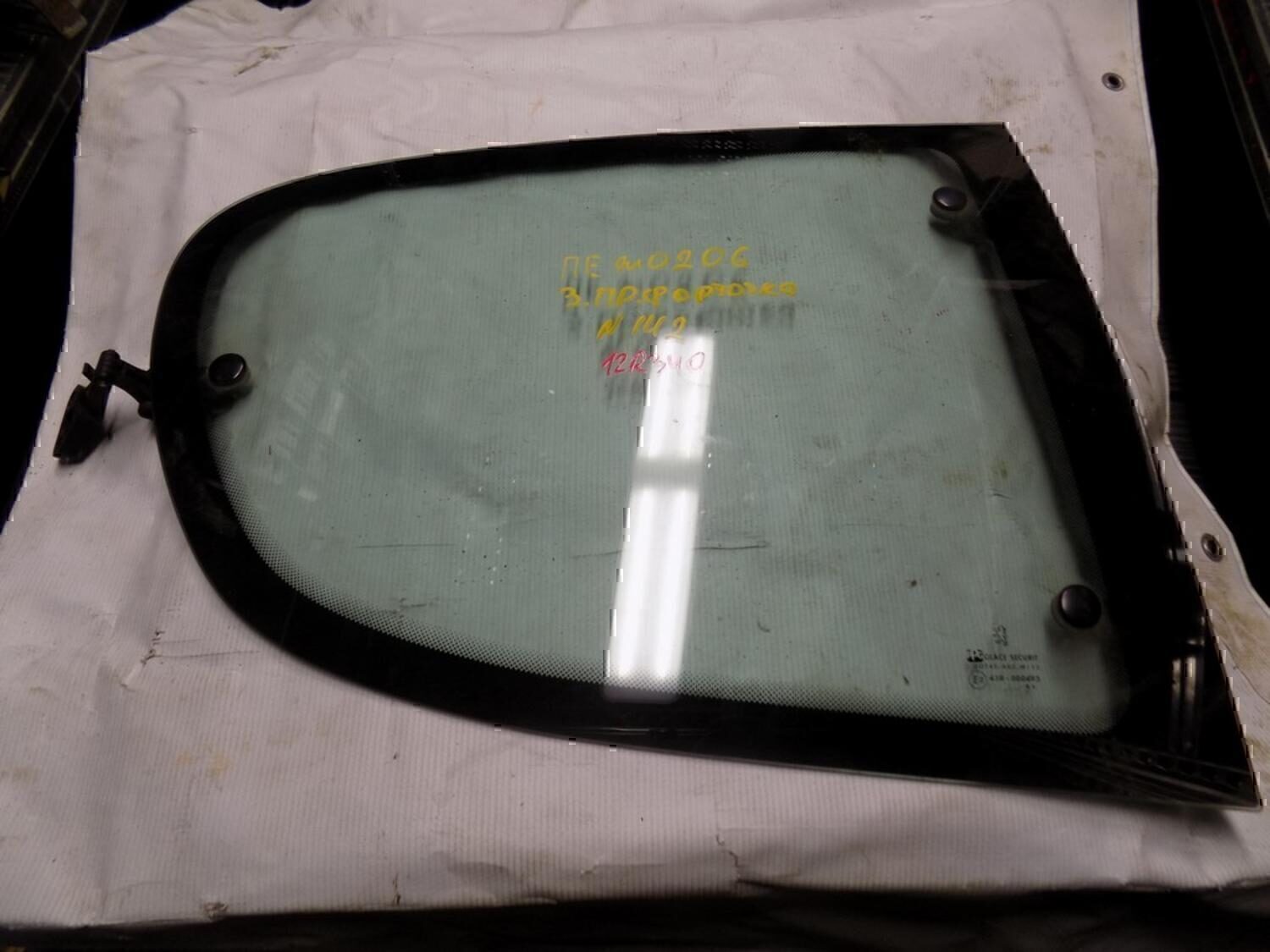 Стекло кузовное открывающееся (форточка) правое PEUGEOT 206 1998-2012
